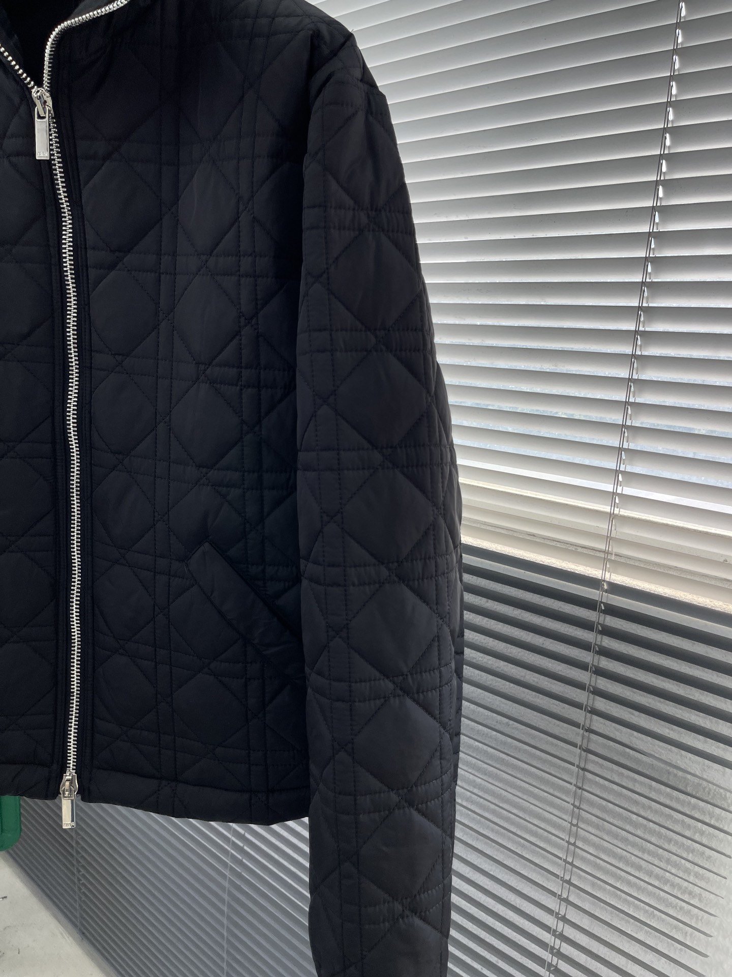 -Dio 新款藤格纹夹克这款藤格纹夹克重新演绎Dio 的经典图案。采用黑色科技面料精心制作，通体饰以绗缝