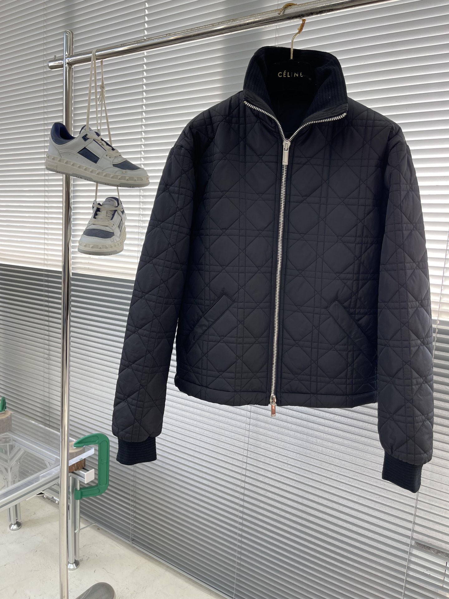 -Dio 新款藤格纹夹克这款藤格纹夹克重新演绎Dio 的经典图案。采用黑色科技面料精心制作，通体饰以绗缝