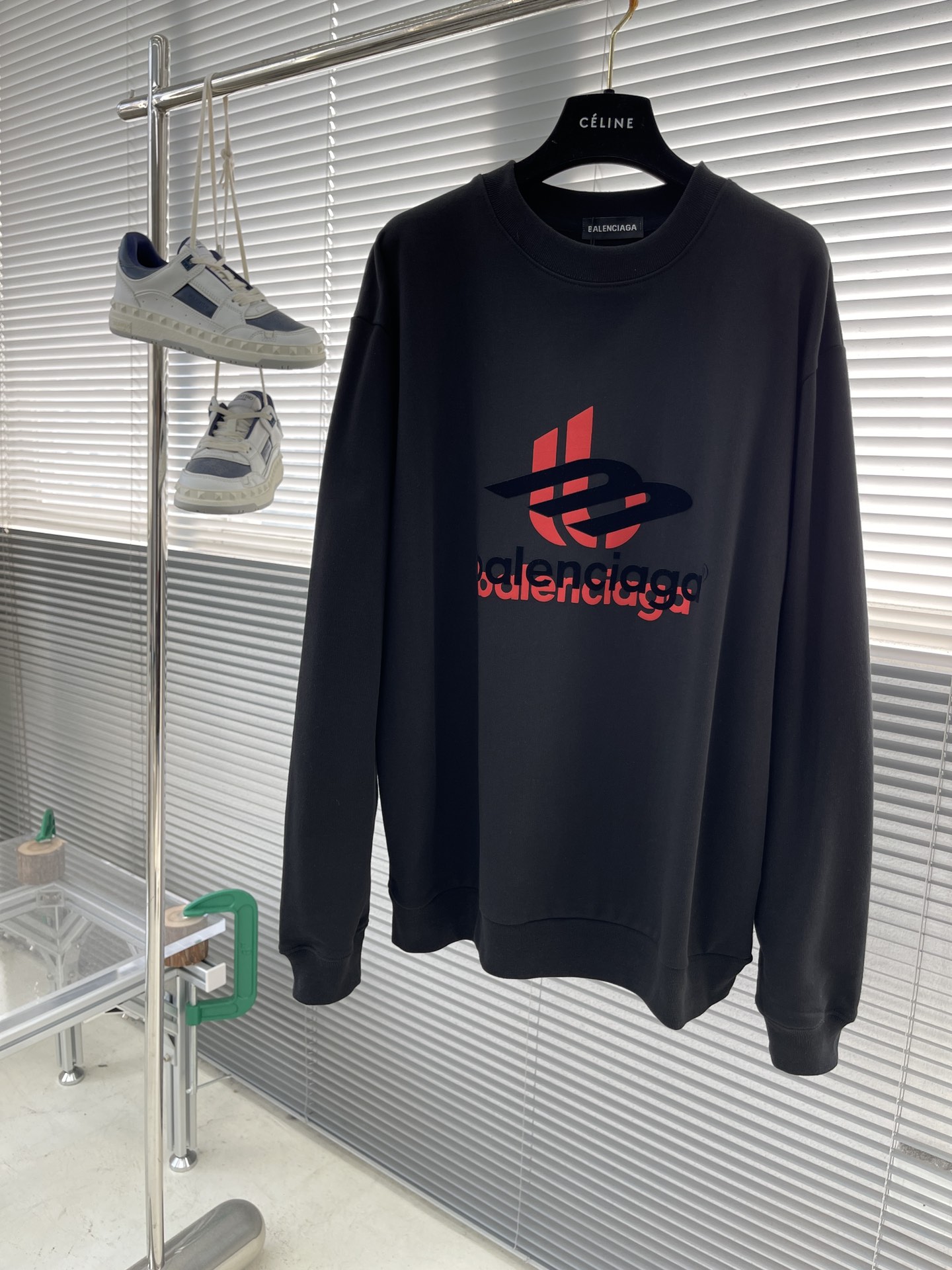 NO:952823,(XL/1) -Balenciag's new long-sleeved sweatshirt. The fabric is made of 100% cotton. After washing, it will shrink to more than 400 grams. It uses new technology and special splicing. The texture is super good. The concave and convex design is loose. Same style for men and women. Size S-XL,,balenciaga,hoodie,sweatshirts,19860909（XL/1） -Balenciag 新款长袖卫衣 面料采用全棉 经洗水 缩水达400克重以上 采用新工艺特殊拼接 质感超好 凹凸设计版型宽松 男女同款 码数S-XL,,balenciaga,hoodie,sweatshirts,,Men's clothing