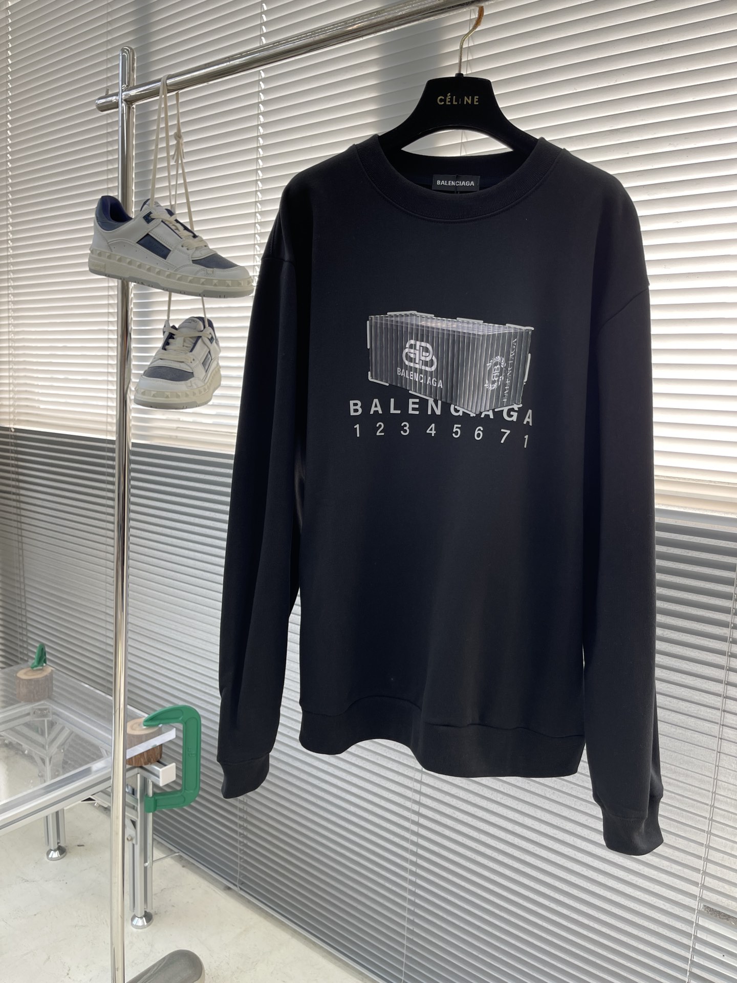NO:952833,(S/1) -Balenciag's new long-sleeved sweatshirt. The fabric is made of 100% cotton. It has been washed and has shrunk to more than 400 grams. It uses new technology and special splicing. The texture is super good. The concave and convex design is loose. The same size for men and women. Size S-XL,,balenciaga,hoodie,sweatshirts,19860909（S/1） -Balenciag 新款长袖卫衣 面料采用全棉 经洗水 缩水达400克重以上 采用新工艺特殊拼接 质感超好 凹凸设计版型宽松 男女同款 码数S-XL,,balenciaga,hoodie,sweatshirts,,Men's clothing