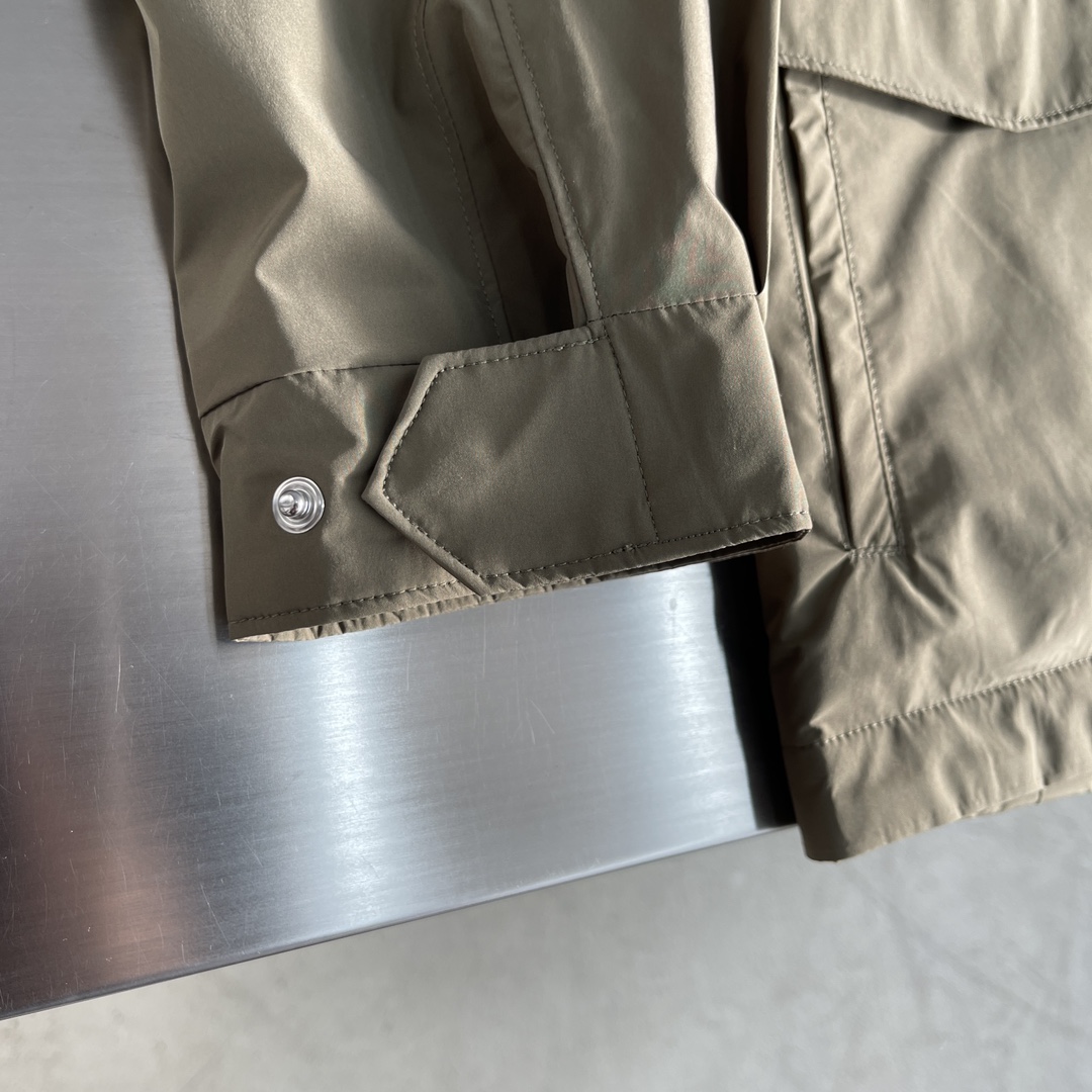 -Loro Piana 旅行者外套这款夹克外套采用微纤维和羊绒混纺的Loro piana特色Windma