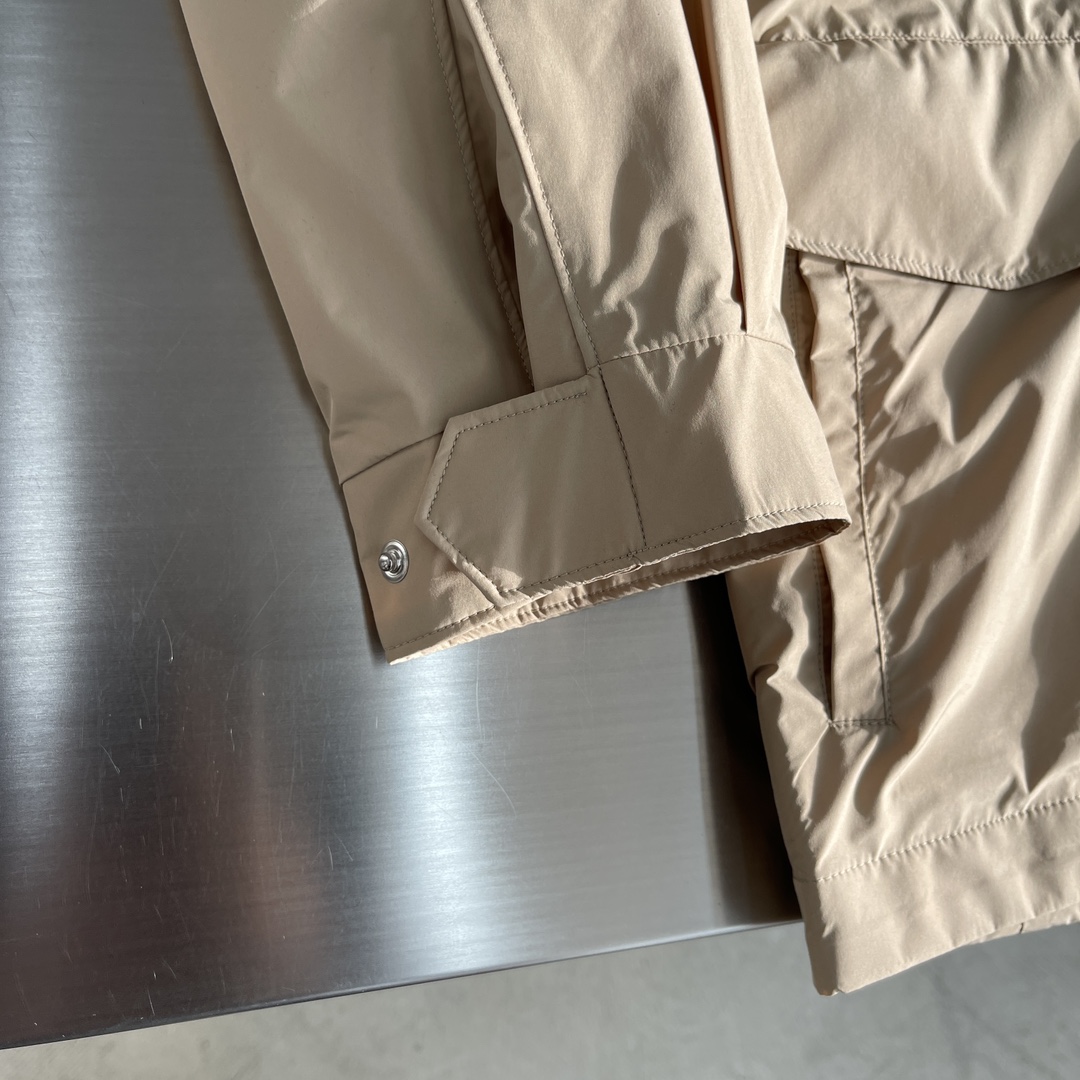 -Loro Piana 旅行者外套这款夹克外套采用微纤维和羊绒混纺的Loro piana特色Windma