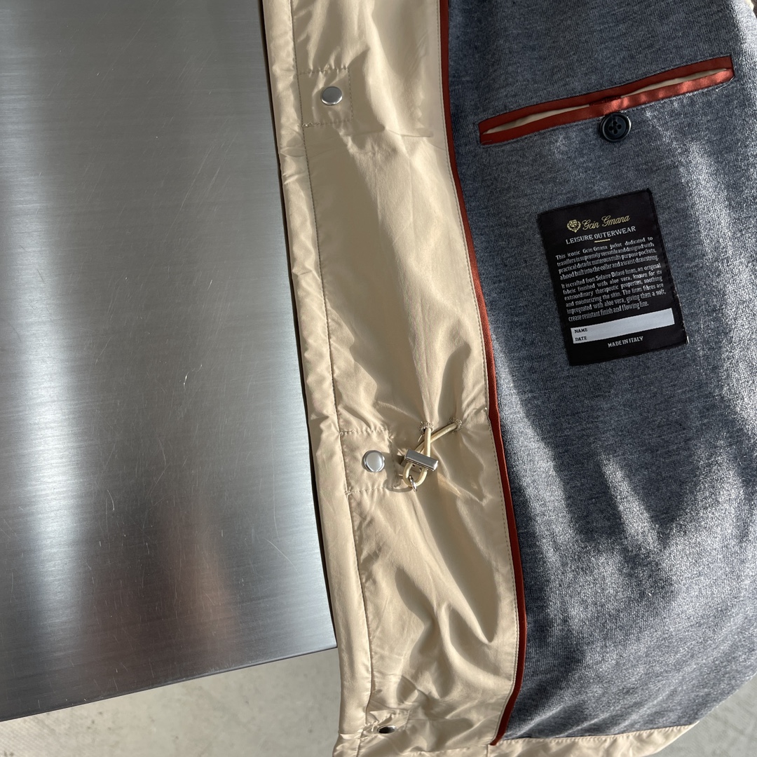 -Loro Piana 旅行者外套这款夹克外套采用微纤维和羊绒混纺的Loro piana特色Windma