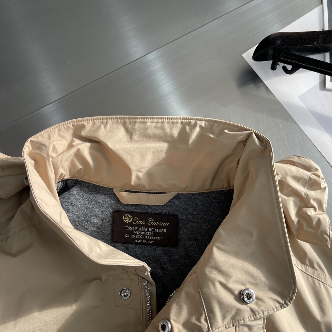 -Loro Piana 旅行者外套这款夹克外套采用微纤维和羊绒混纺的Loro piana特色Windma