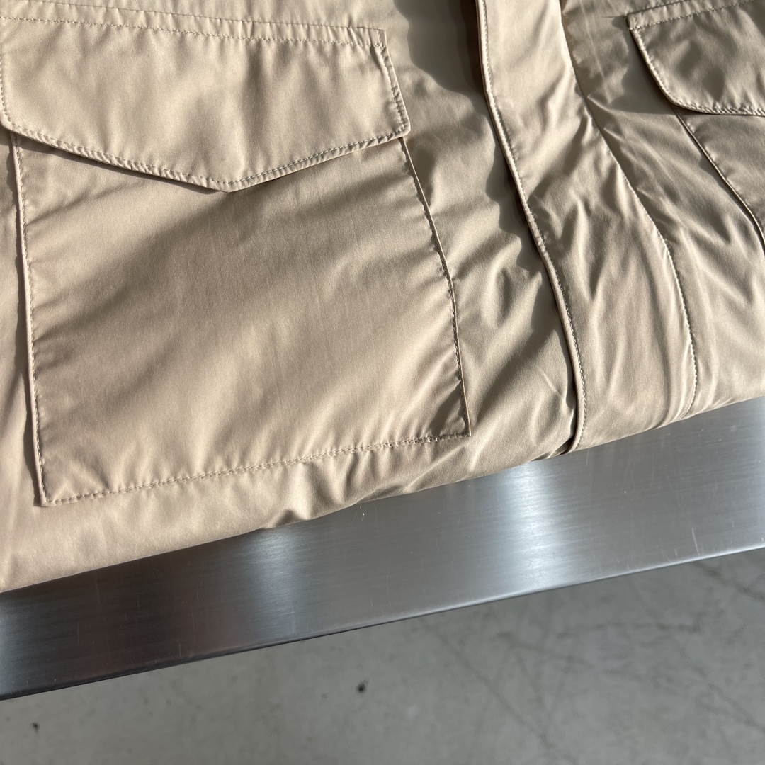 -Loro Piana 旅行者外套这款夹克外套采用微纤维和羊绒混纺的Loro piana特色Windma