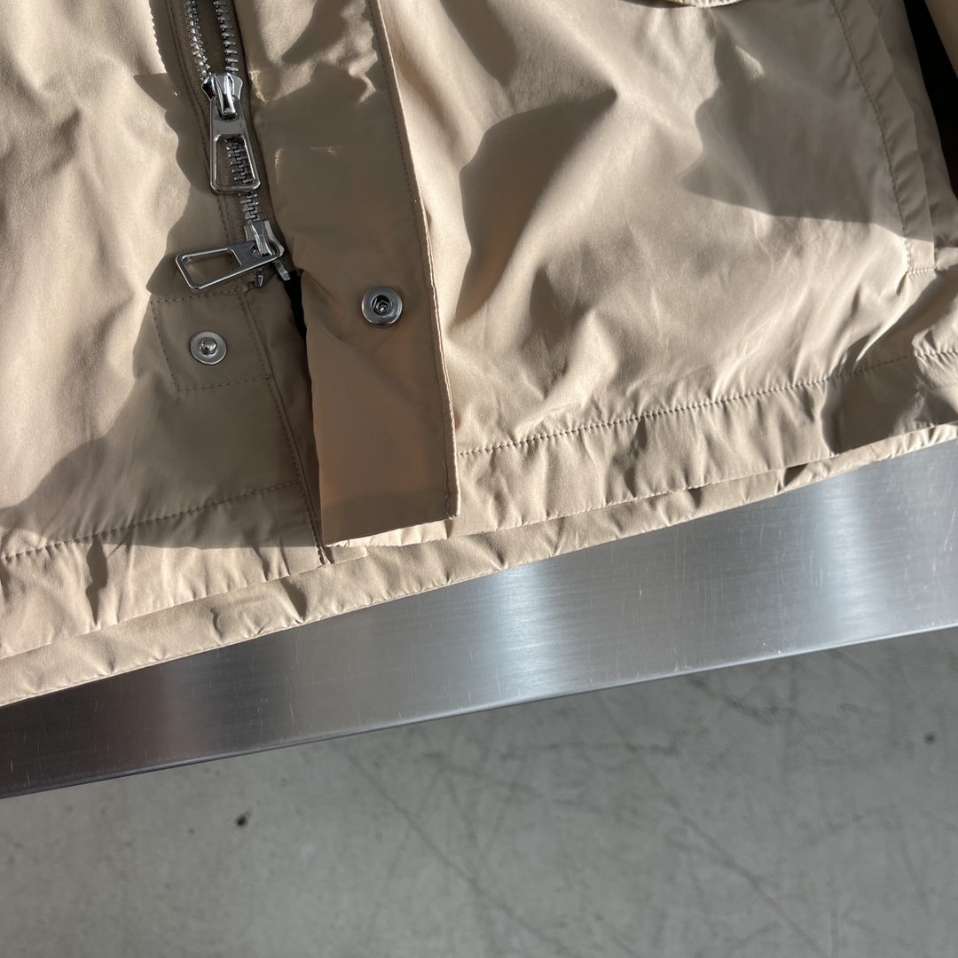 -Loro Piana 旅行者外套这款夹克外套采用微纤维和羊绒混纺的Loro piana特色Windma