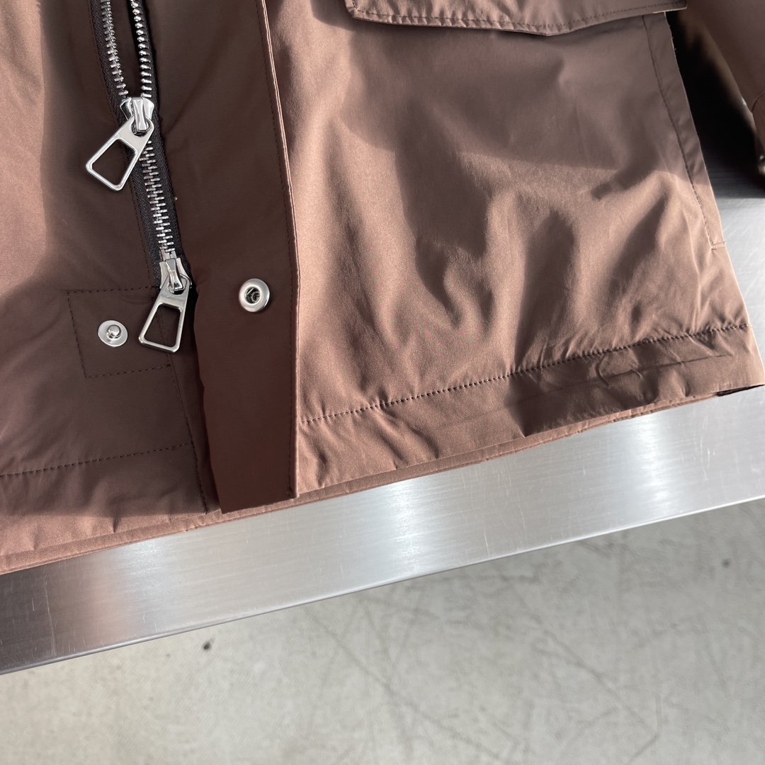 -Loro Piana 旅行者外套这款夹克外套采用微纤维和羊绒混纺的Loro piana特色Windma