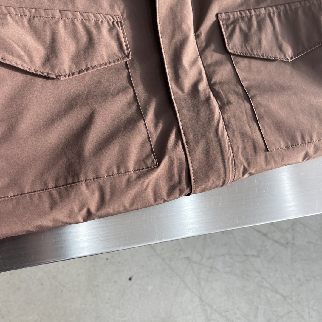 -Loro Piana 旅行者外套这款夹克外套采用微纤维和羊绒混纺的Loro piana特色Windma