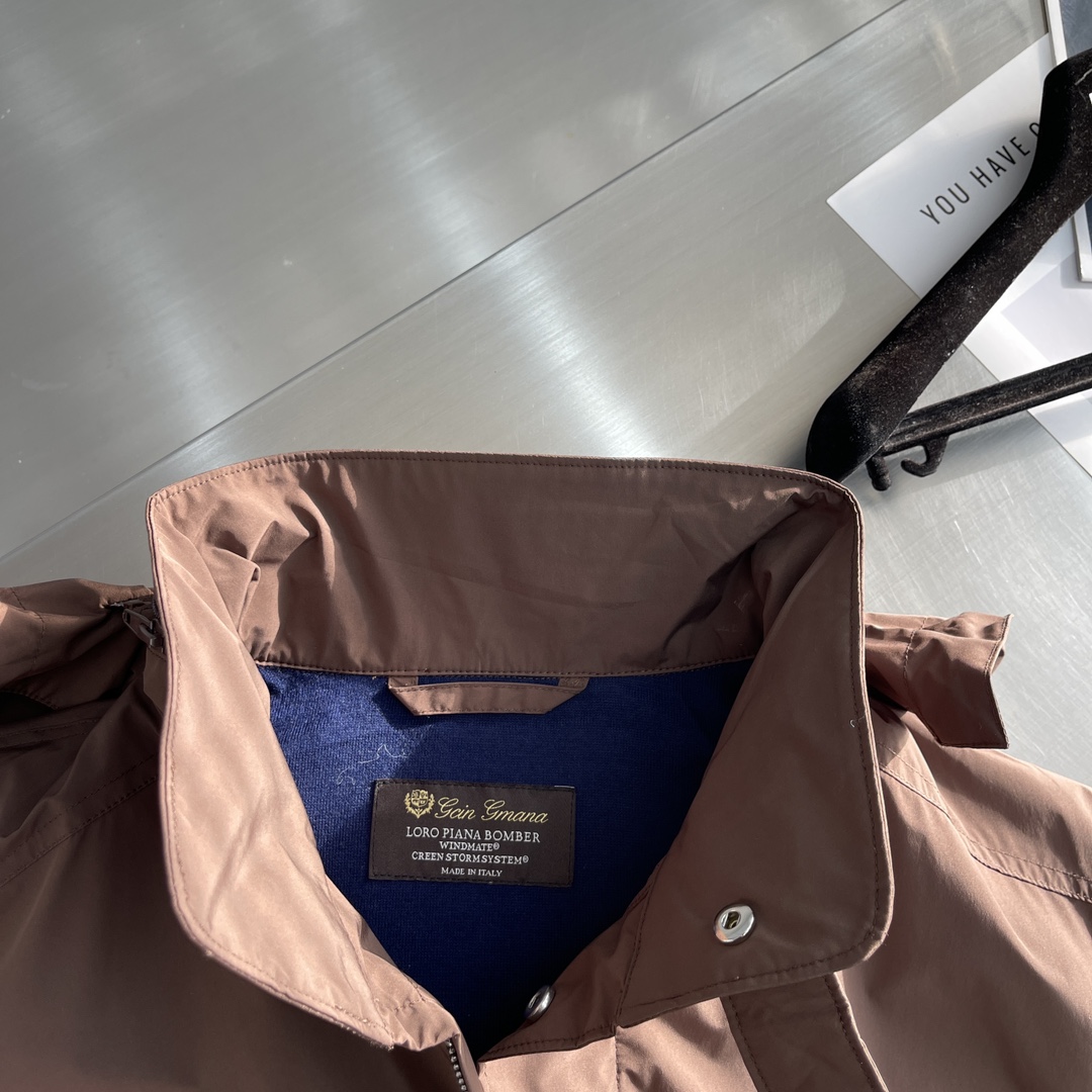 -Loro Piana 旅行者外套这款夹克外套采用微纤维和羊绒混纺的Loro piana特色Windma