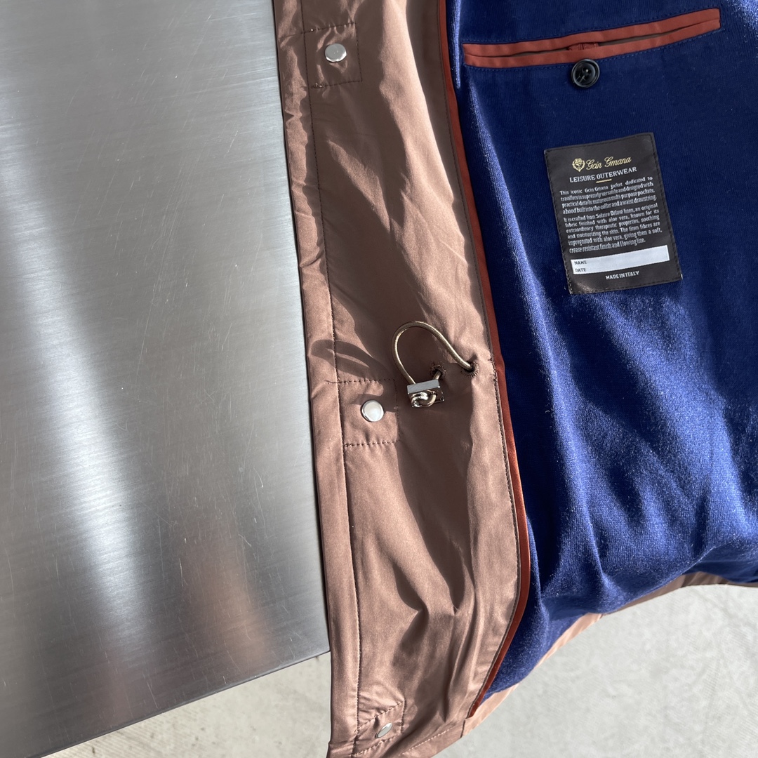 -Loro Piana 旅行者外套这款夹克外套采用微纤维和羊绒混纺的Loro piana特色Windma