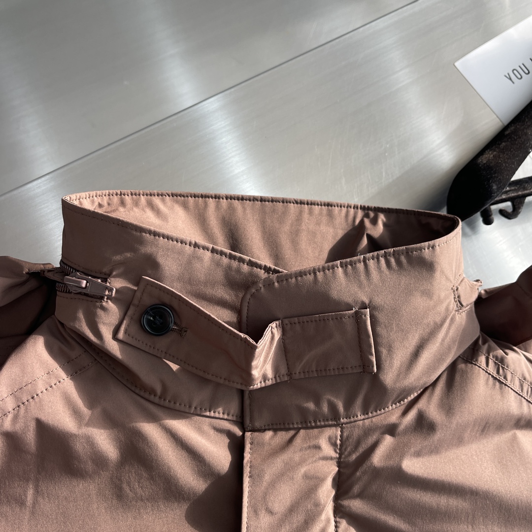 -Loro Piana 旅行者外套这款夹克外套采用微纤维和羊绒混纺的Loro piana特色Windma