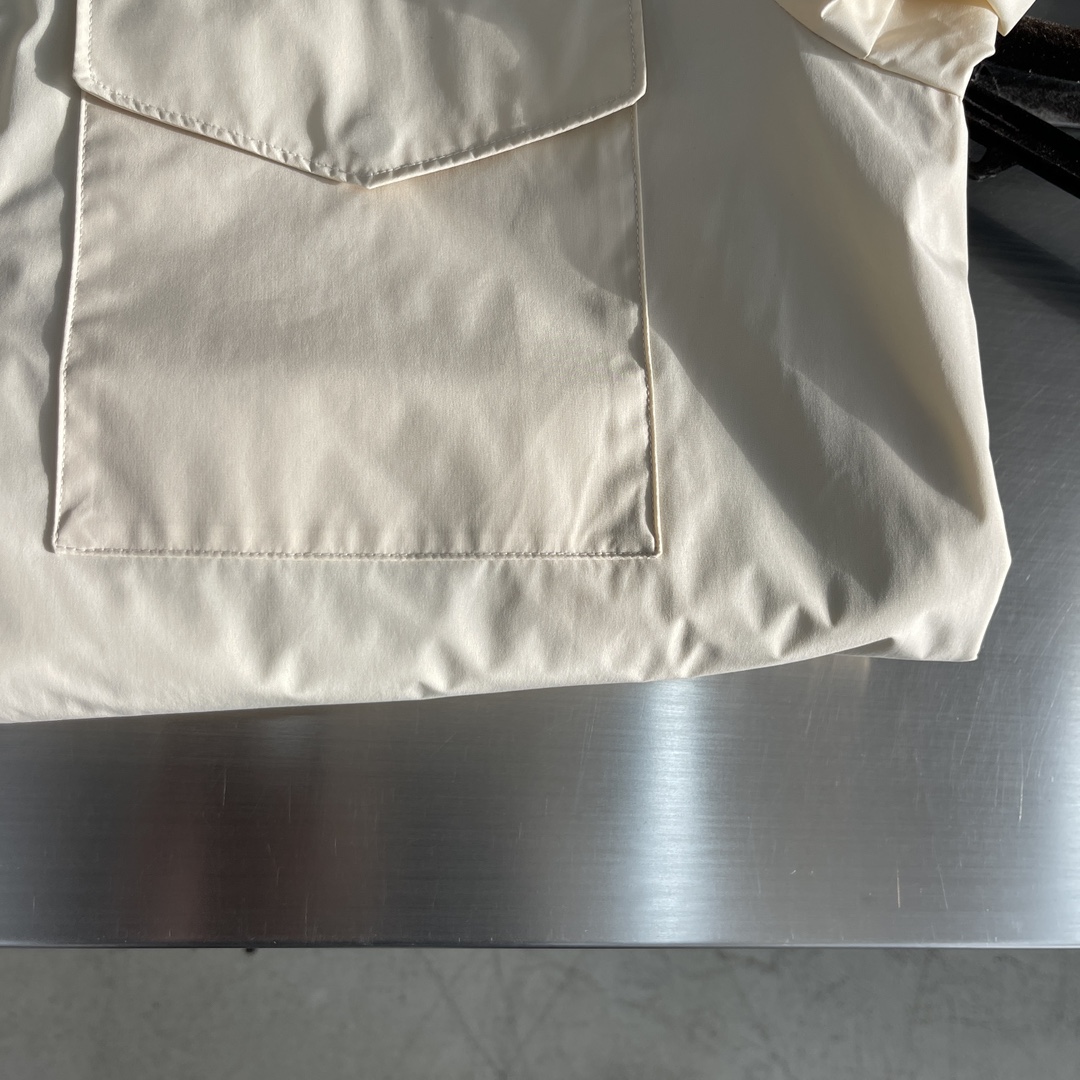 -Loro Piana 旅行者外套这款夹克外套采用微纤维和羊绒混纺的Loro piana特色Windma