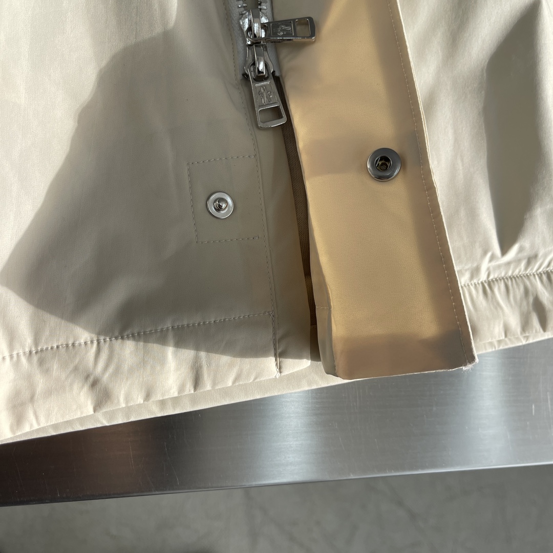 -Loro Piana 旅行者外套这款夹克外套采用微纤维和羊绒混纺的Loro piana特色Windma