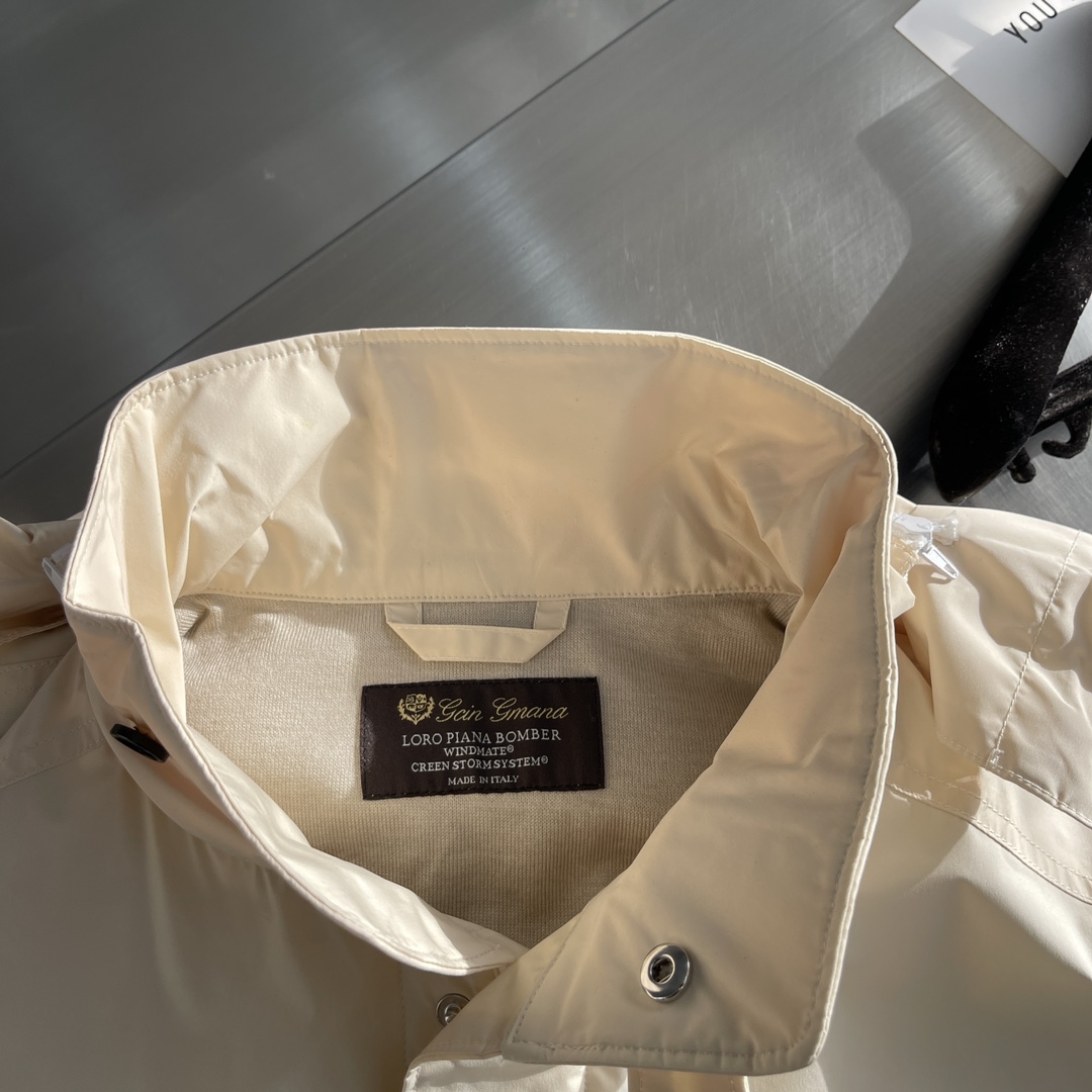 -Loro Piana 旅行者外套这款夹克外套采用微纤维和羊绒混纺的Loro piana特色Windma