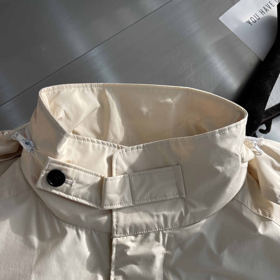 -Loro Piana 旅行者外套这款夹克外套采用微纤维和羊绒混纺的Loro piana特色Windma