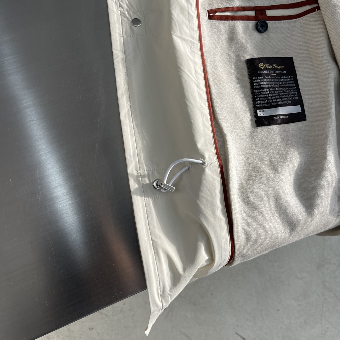 -Loro Piana 旅行者外套这款夹克外套采用微纤维和羊绒混纺的Loro piana特色Windma