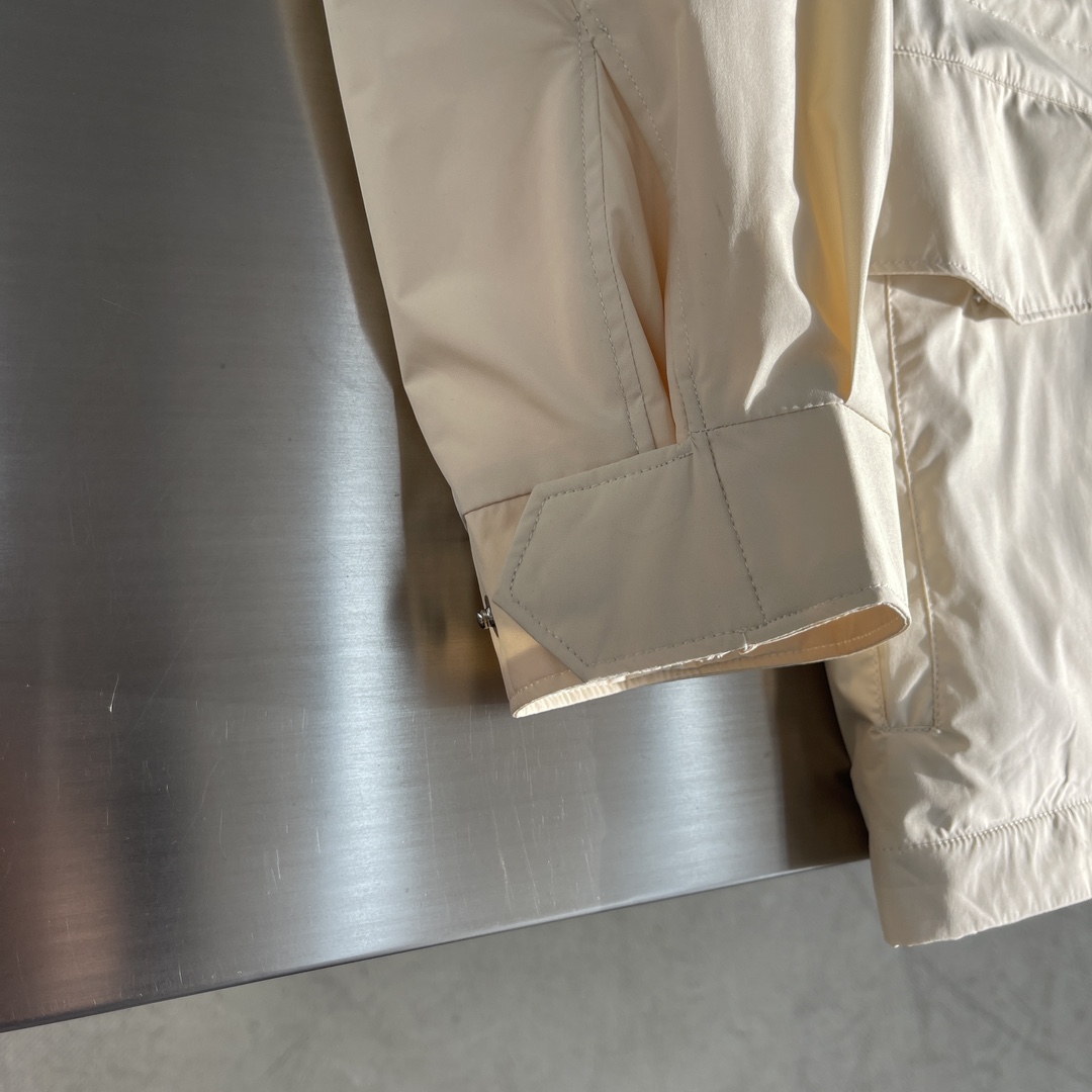 -Loro Piana 旅行者外套这款夹克外套采用微纤维和羊绒混纺的Loro piana特色Windma