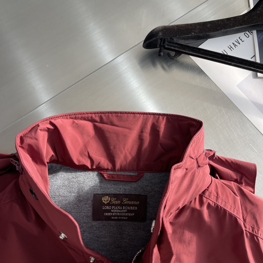 -Loro Piana 旅行者外套这款夹克外套采用微纤维和羊绒混纺的Loro piana特色Windma