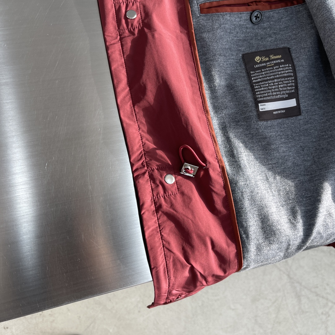 -Loro Piana 旅行者外套这款夹克外套采用微纤维和羊绒混纺的Loro piana特色Windma