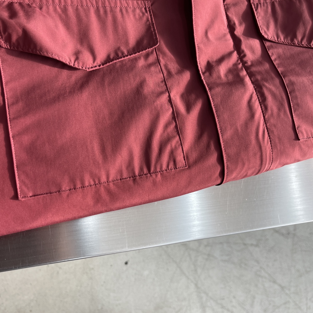 -Loro Piana 旅行者外套这款夹克外套采用微纤维和羊绒混纺的Loro piana特色Windma