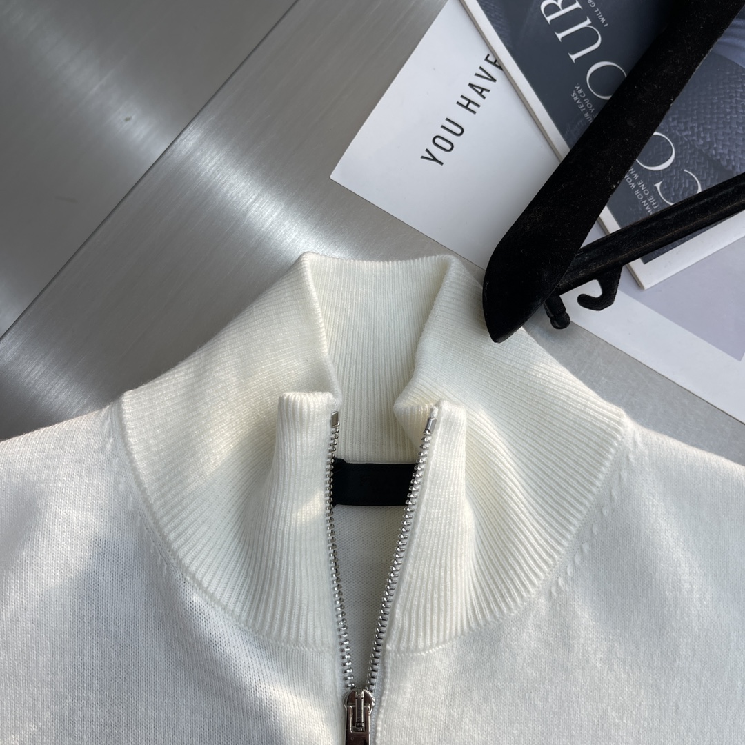 -PRAD 针织拉链开衫这款拉链开衫采用羊绒羊毛材质制作而成，质感十足并且舒适亲肤 。五金拉链开模定做，