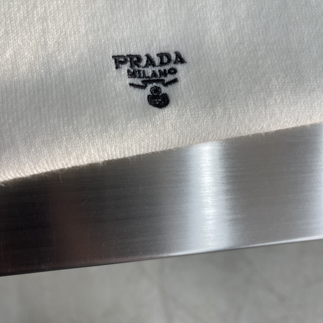 -PRAD 针织拉链开衫这款拉链开衫采用羊绒羊毛材质制作而成，质感十足并且舒适亲肤 。五金拉链开模定做，