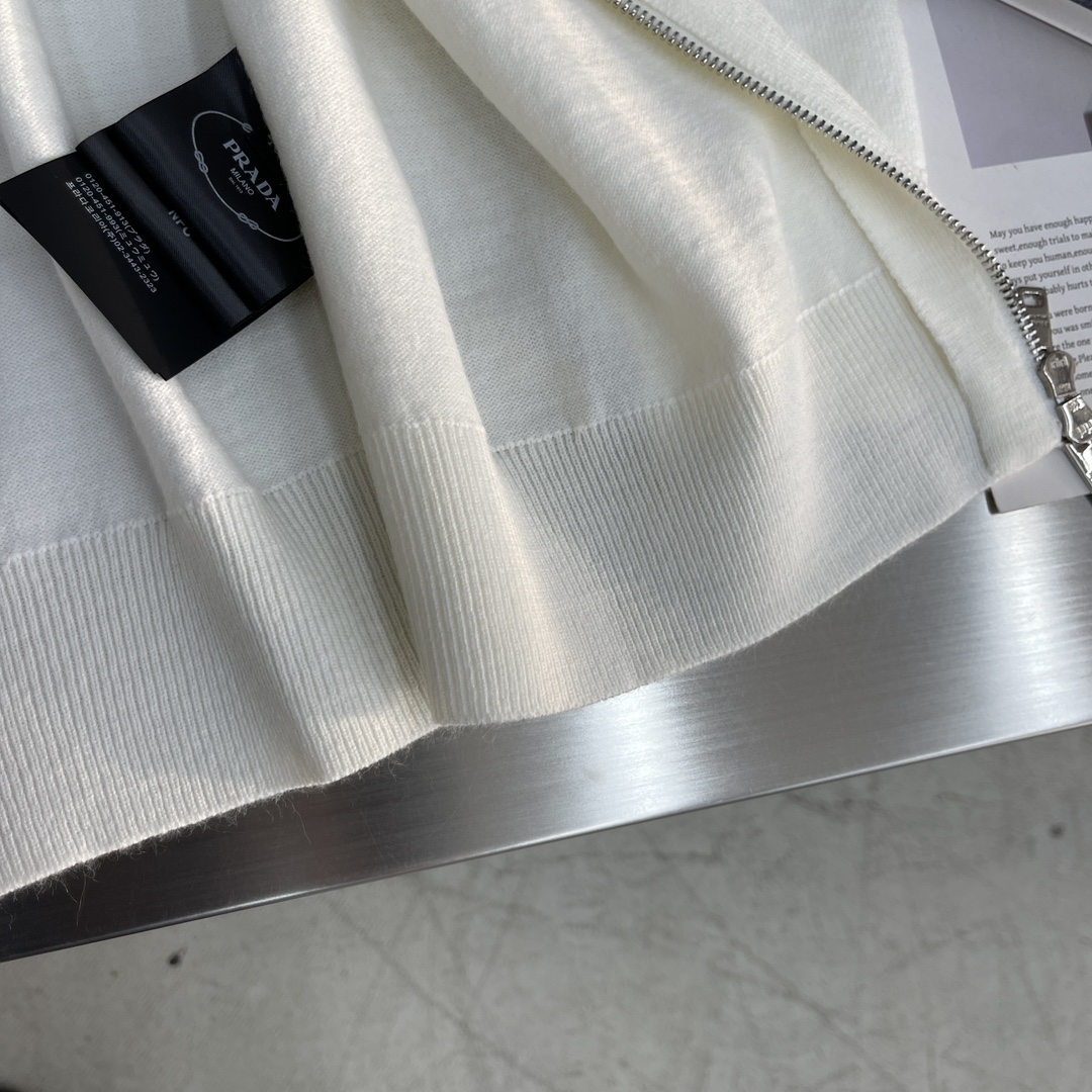 -PRAD 针织拉链开衫这款拉链开衫采用羊绒羊毛材质制作而成，质感十足并且舒适亲肤 。五金拉链开模定做，