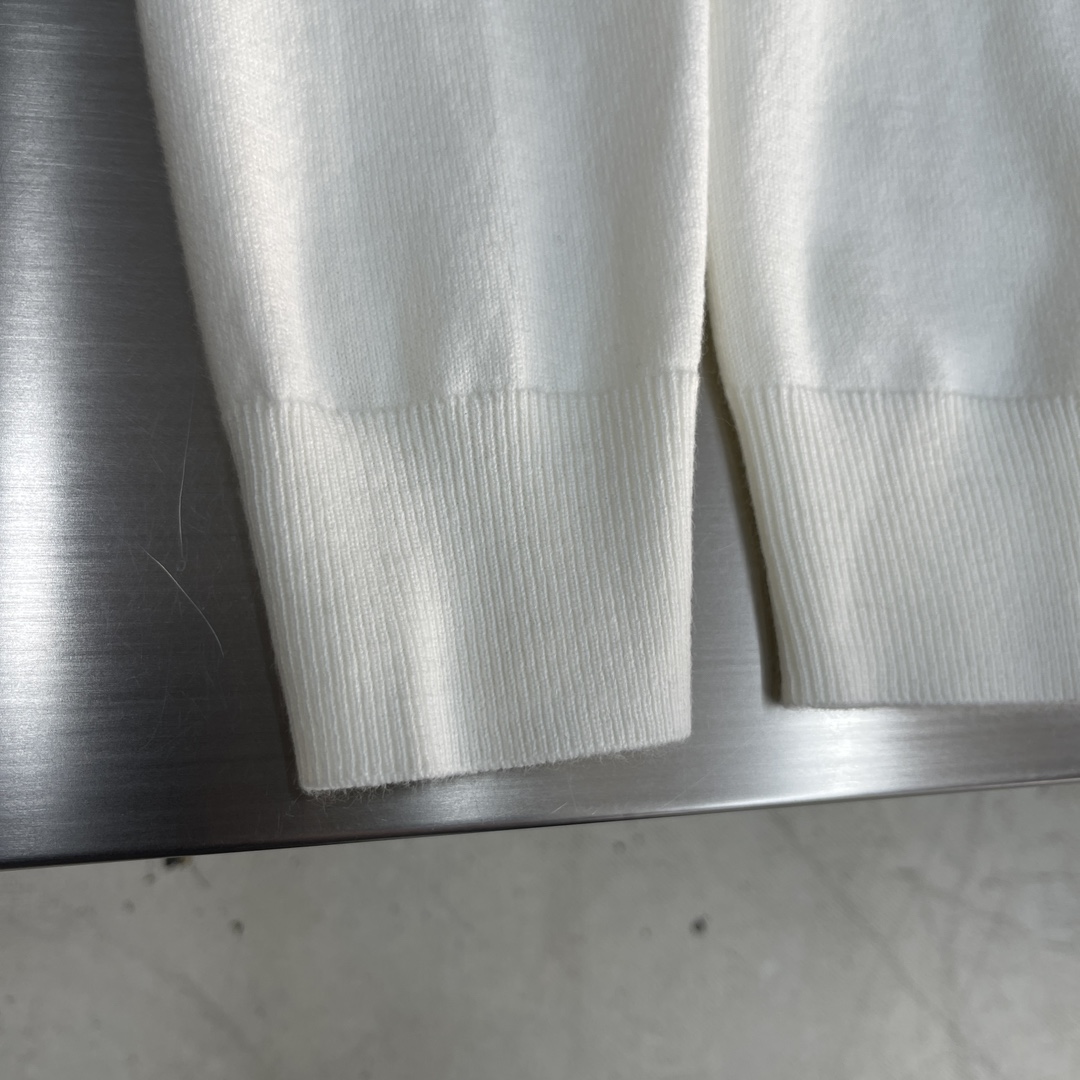 -PRAD 针织拉链开衫这款拉链开衫采用羊绒羊毛材质制作而成，质感十足并且舒适亲肤 。五金拉链开模定做，