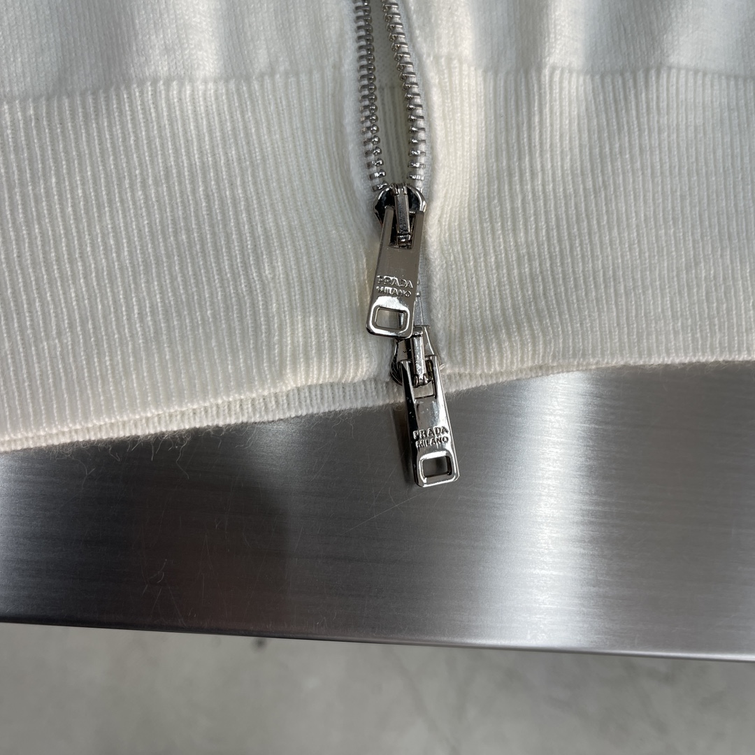 -PRAD 针织拉链开衫这款拉链开衫采用羊绒羊毛材质制作而成，质感十足并且舒适亲肤 。五金拉链开模定做，