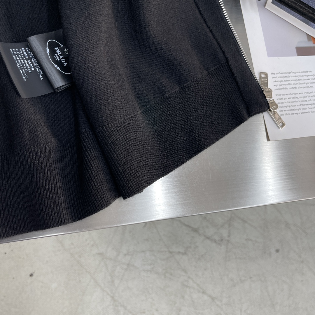 -PRAD 针织拉链开衫这款拉链开衫采用羊绒羊毛材质制作而成，质感十足并且舒适亲肤 。五金拉链开模定做，