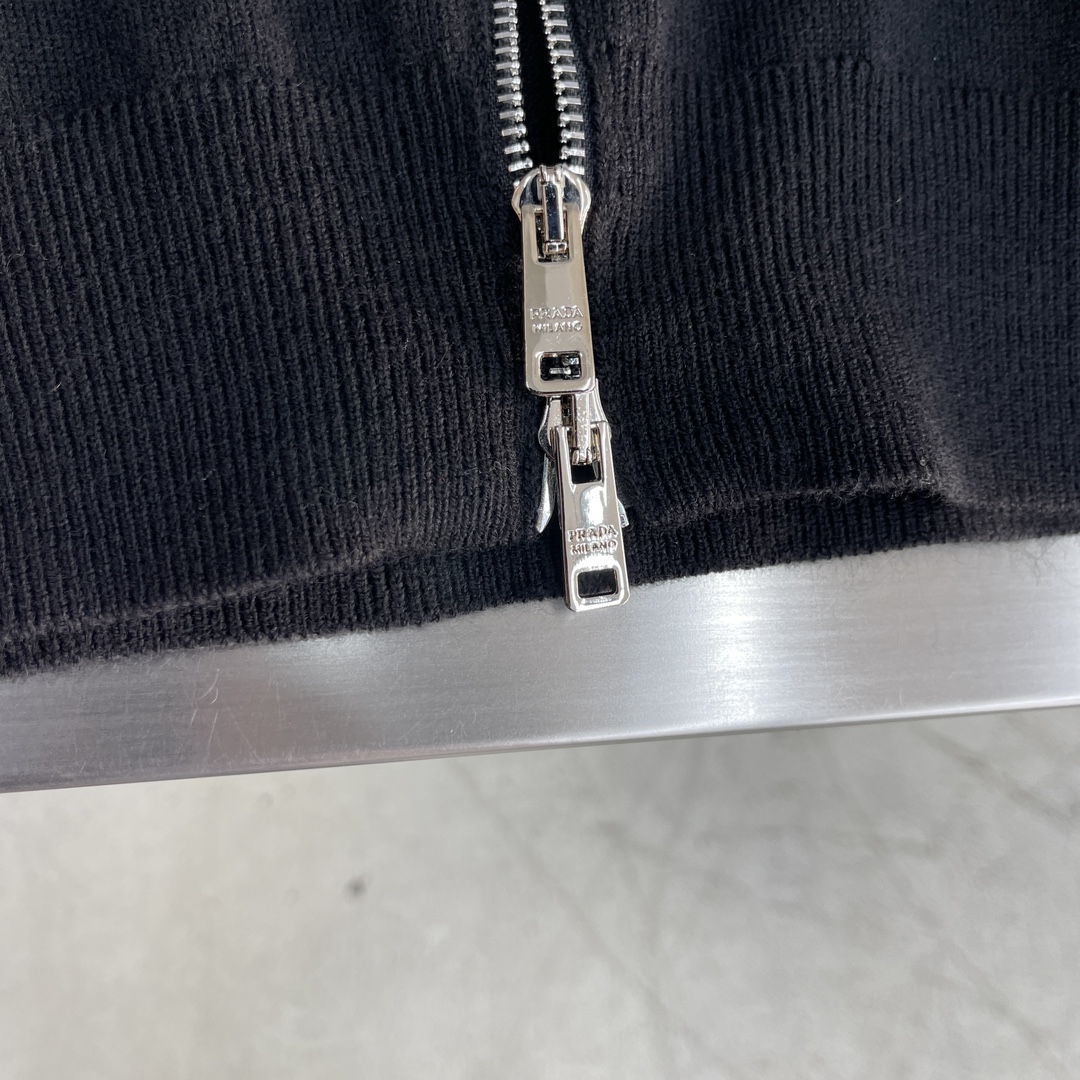 -PRAD 针织拉链开衫这款拉链开衫采用羊绒羊毛材质制作而成，质感十足并且舒适亲肤 。五金拉链开模定做，