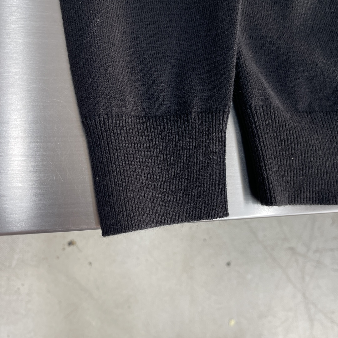 -PRAD 针织拉链开衫这款拉链开衫采用羊绒羊毛材质制作而成，质感十足并且舒适亲肤 。五金拉链开模定做，