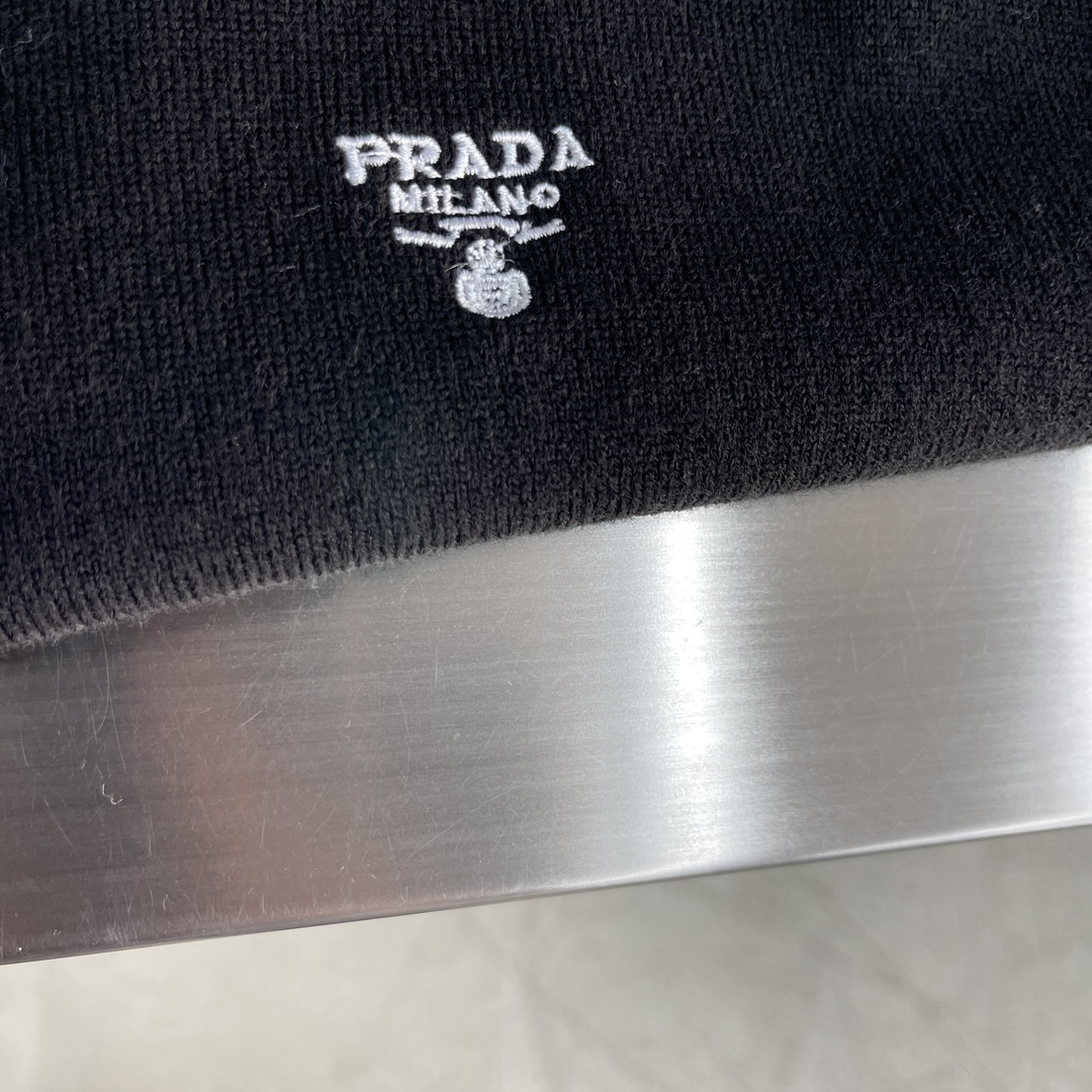 -PRAD 针织拉链开衫这款拉链开衫采用羊绒羊毛材质制作而成，质感十足并且舒适亲肤 。五金拉链开模定做，