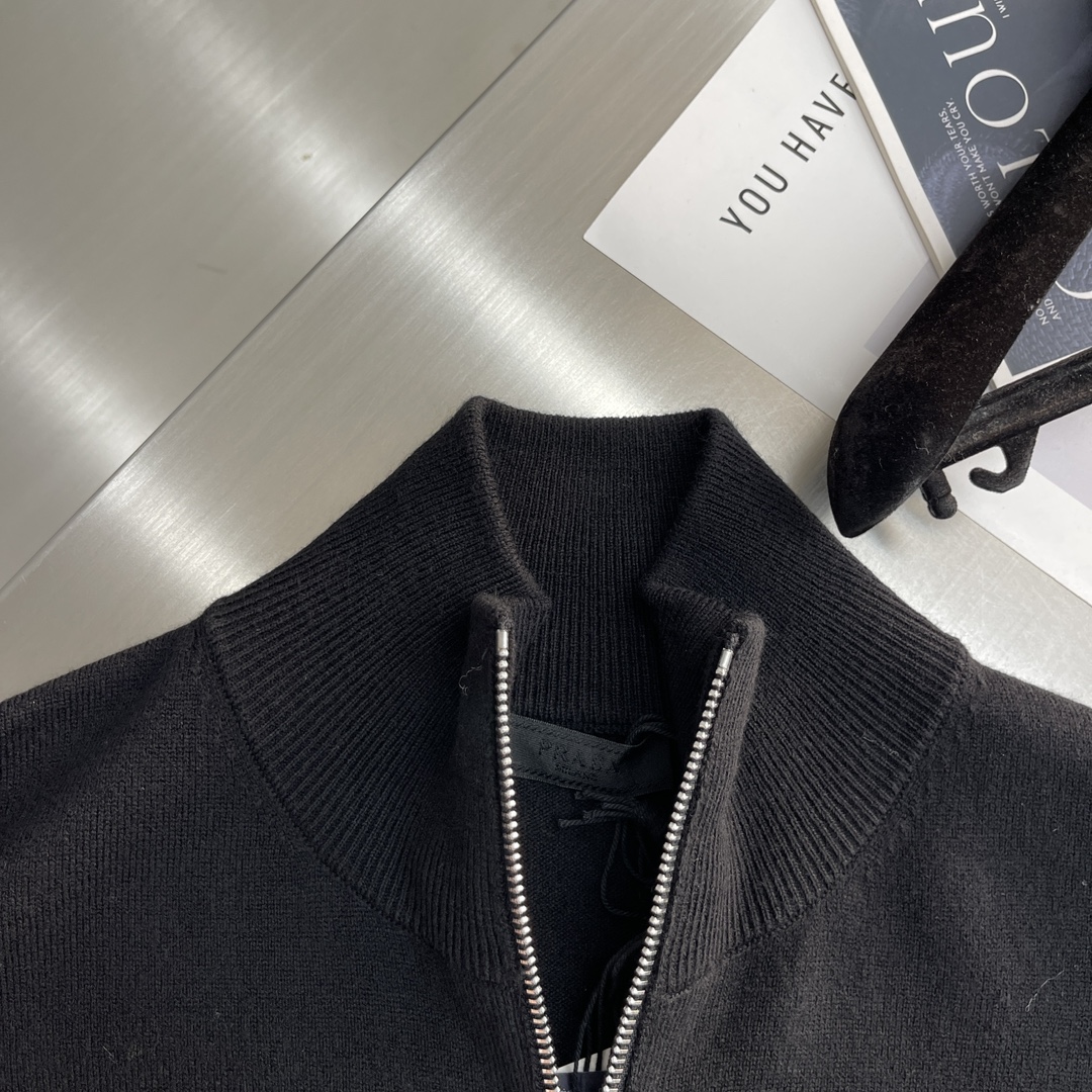 -PRAD 针织拉链开衫这款拉链开衫采用羊绒羊毛材质制作而成，质感十足并且舒适亲肤 。五金拉链开模定做，