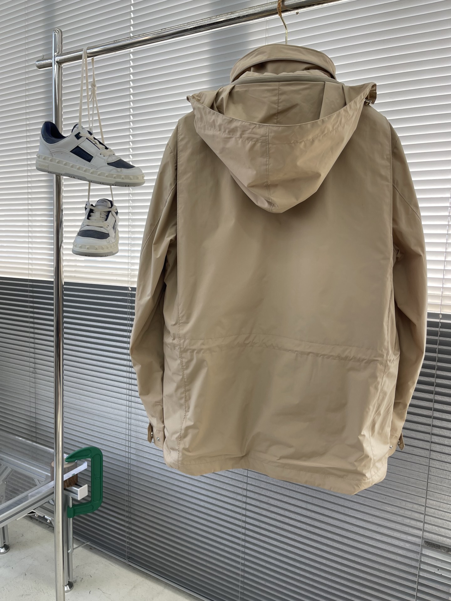 -Loro Piana 旅行者外套这款夹克外套采用微纤维和羊绒混纺的Loro piana特色Windma