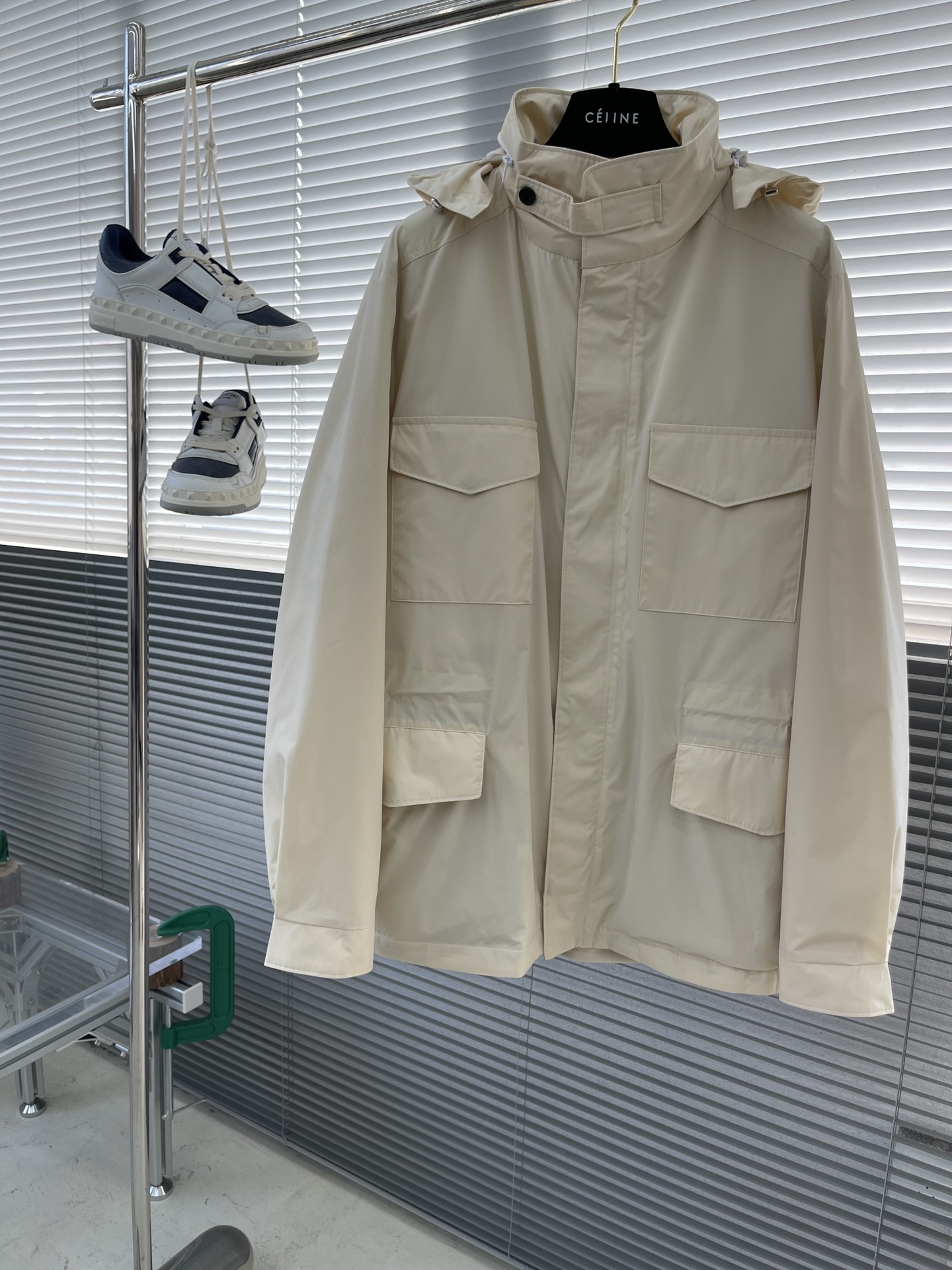 -Loro Piana 旅行者外套这款夹克外套采用微纤维和羊绒混纺的Loro piana特色Windma