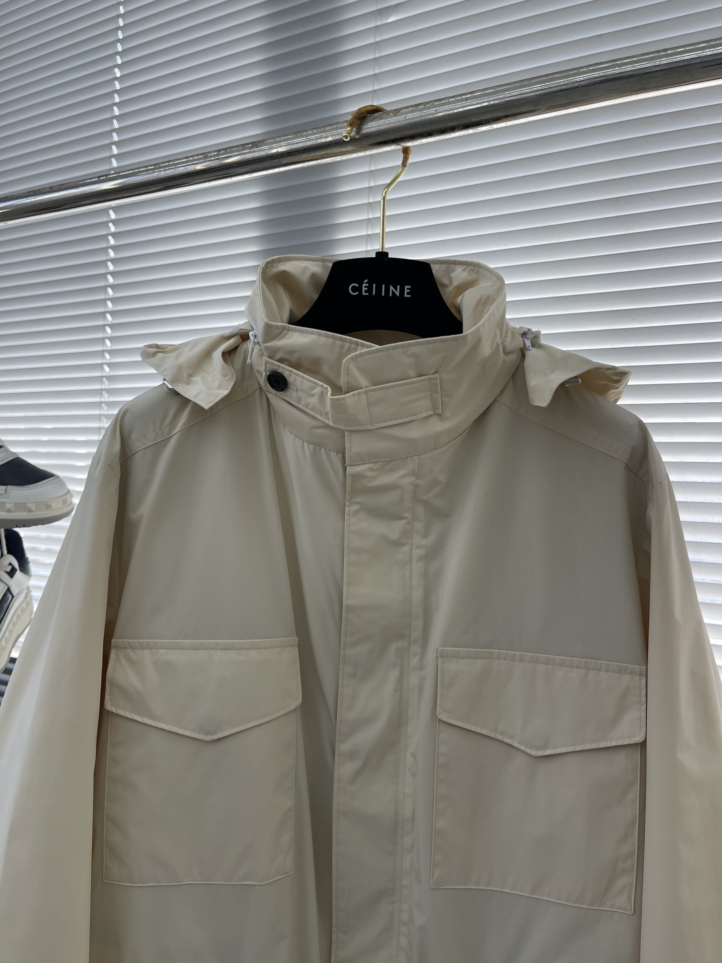 -Loro Piana 旅行者外套这款夹克外套采用微纤维和羊绒混纺的Loro piana特色Windma