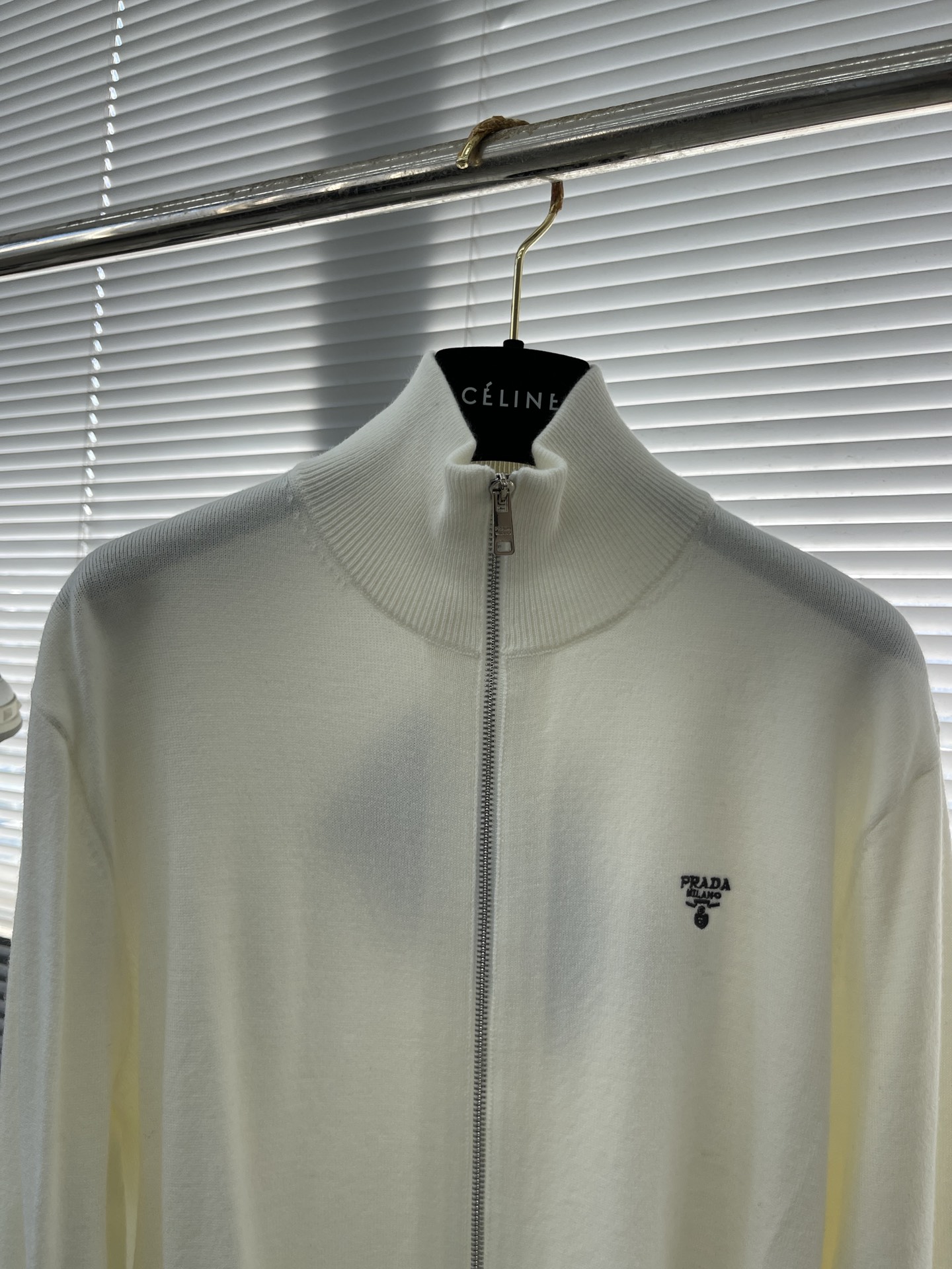 -PRAD 针织拉链开衫这款拉链开衫采用羊绒羊毛材质制作而成，质感十足并且舒适亲肤 。五金拉链开模定做，