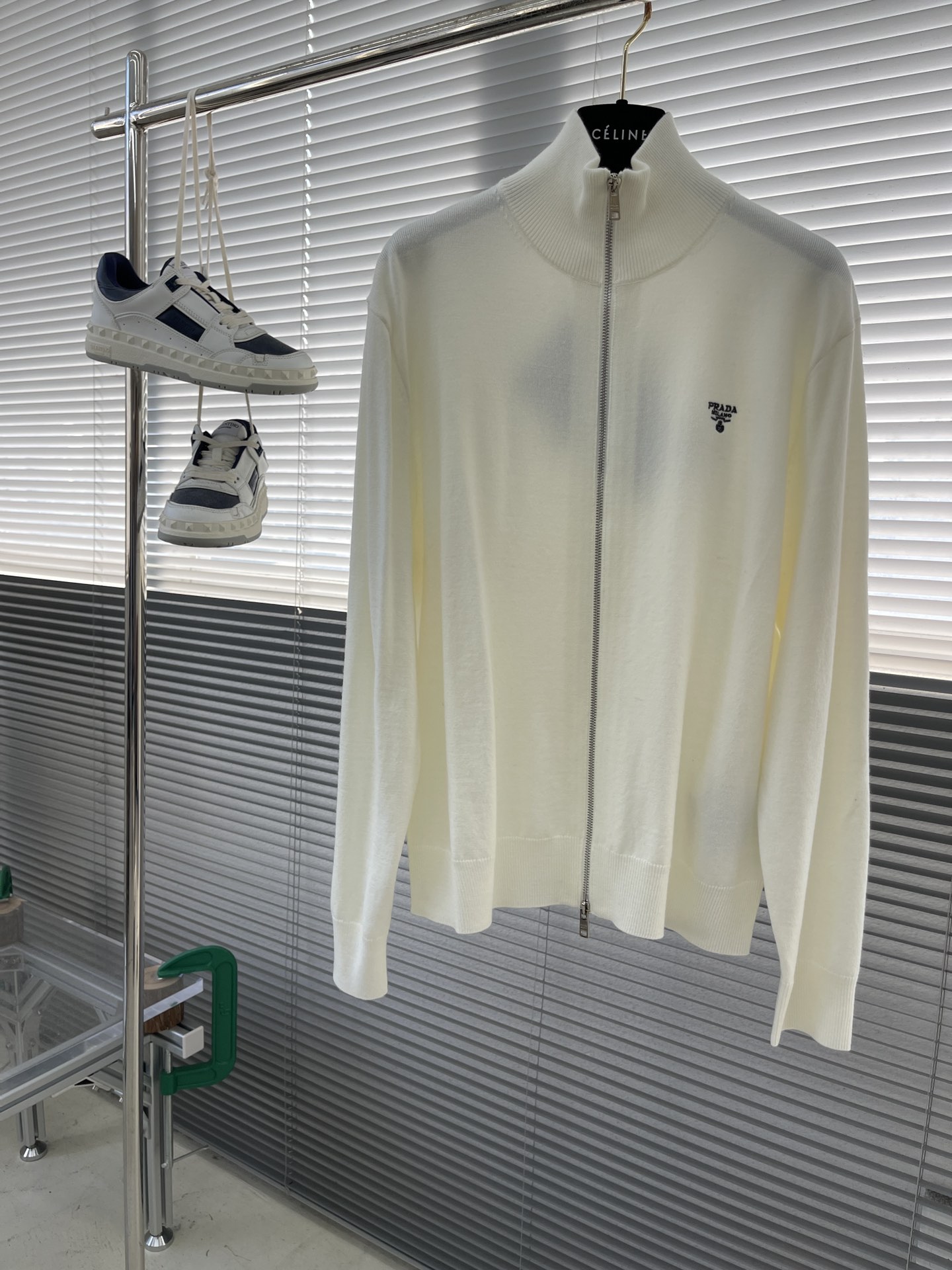 -PRAD 针织拉链开衫这款拉链开衫采用羊绒羊毛材质制作而成，质感十足并且舒适亲肤 。五金拉链开模定做，