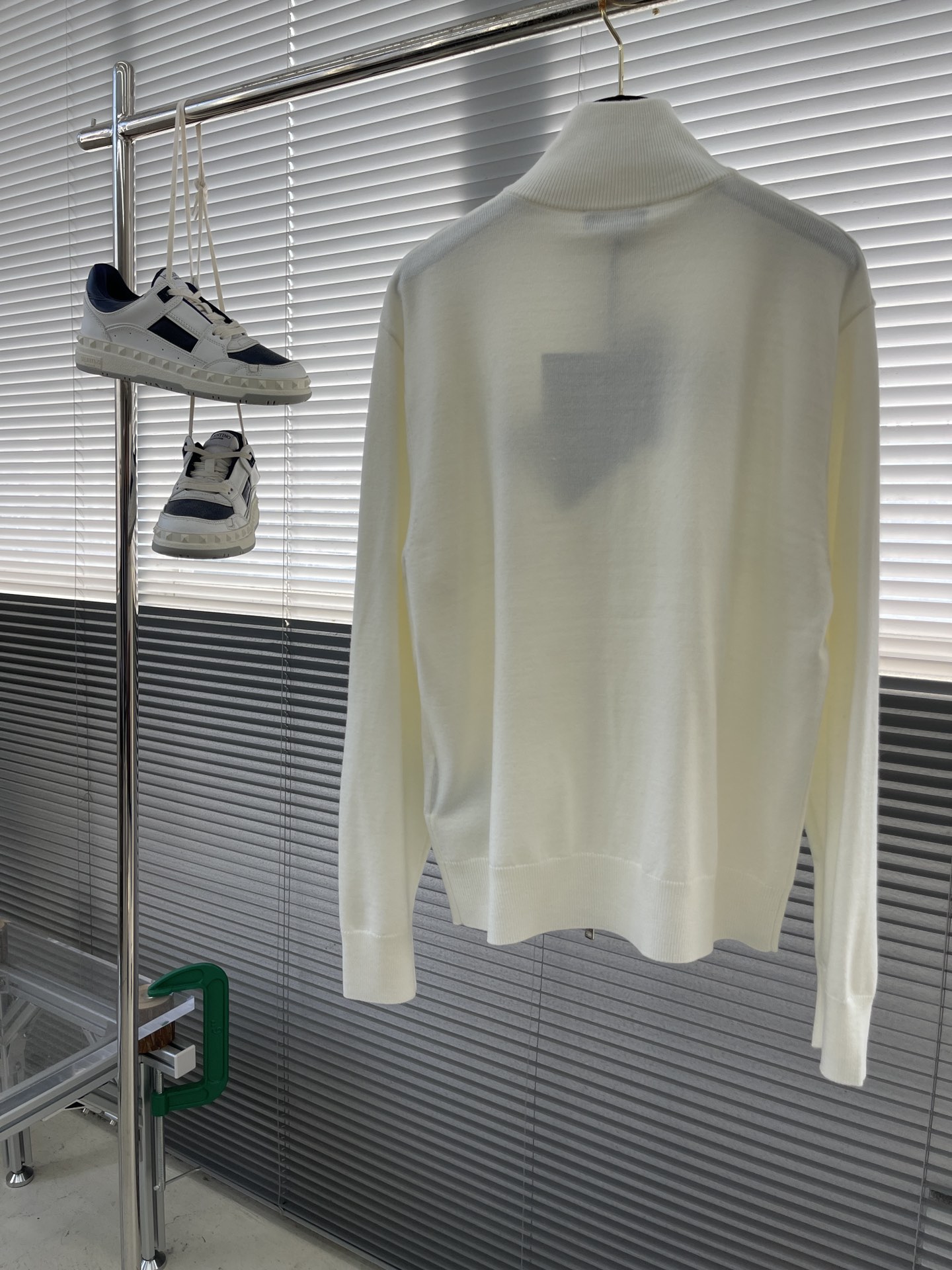 -PRAD 针织拉链开衫这款拉链开衫采用羊绒羊毛材质制作而成，质感十足并且舒适亲肤 。五金拉链开模定做，