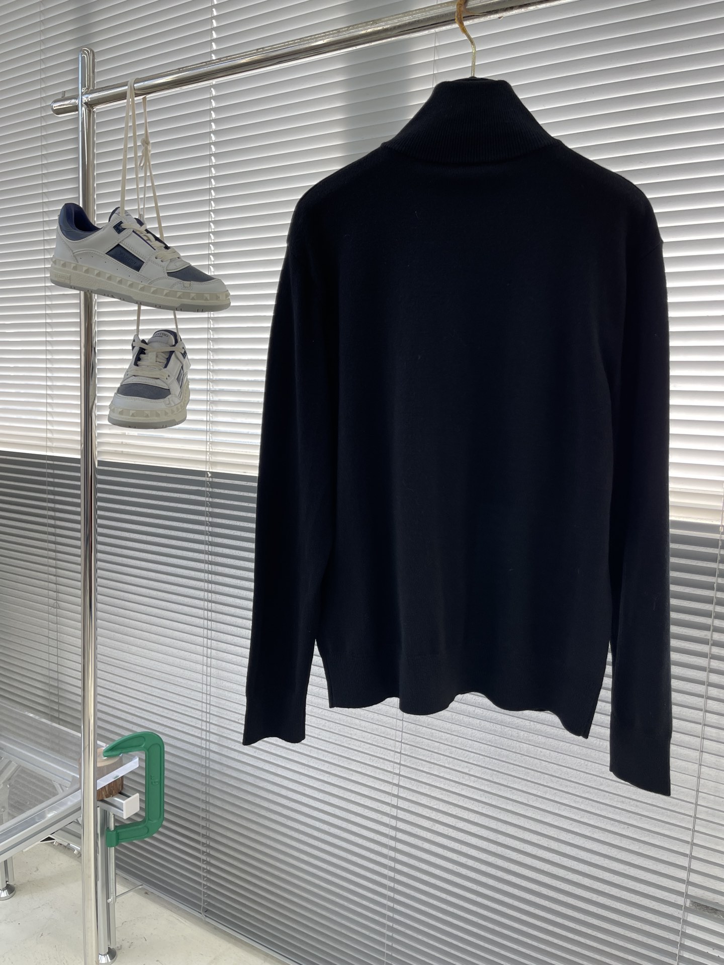 -PRAD 针织拉链开衫这款拉链开衫采用羊绒羊毛材质制作而成，质感十足并且舒适亲肤 。五金拉链开模定做，