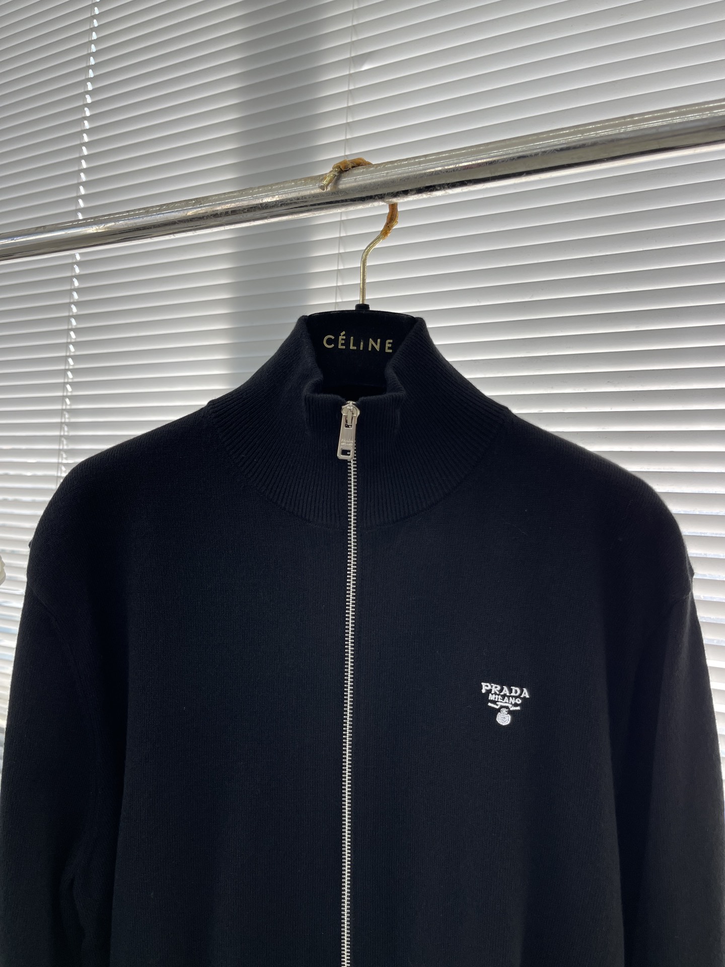 -PRAD 针织拉链开衫这款拉链开衫采用羊绒羊毛材质制作而成，质感十足并且舒适亲肤 。五金拉链开模定做，