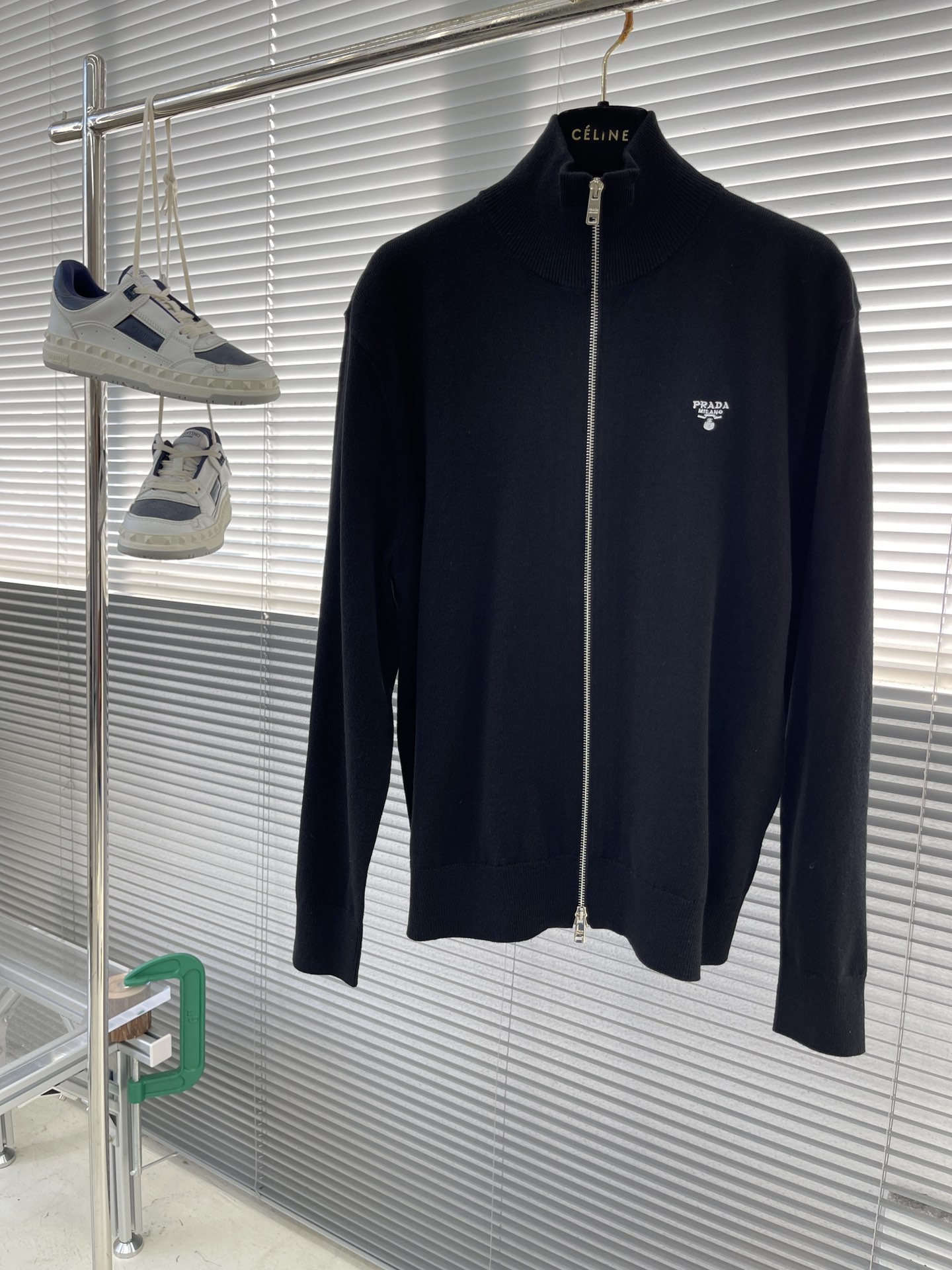 -PRAD 针织拉链开衫这款拉链开衫采用羊绒羊毛材质制作而成，质感十足并且舒适亲肤 。五金拉链开模定做，