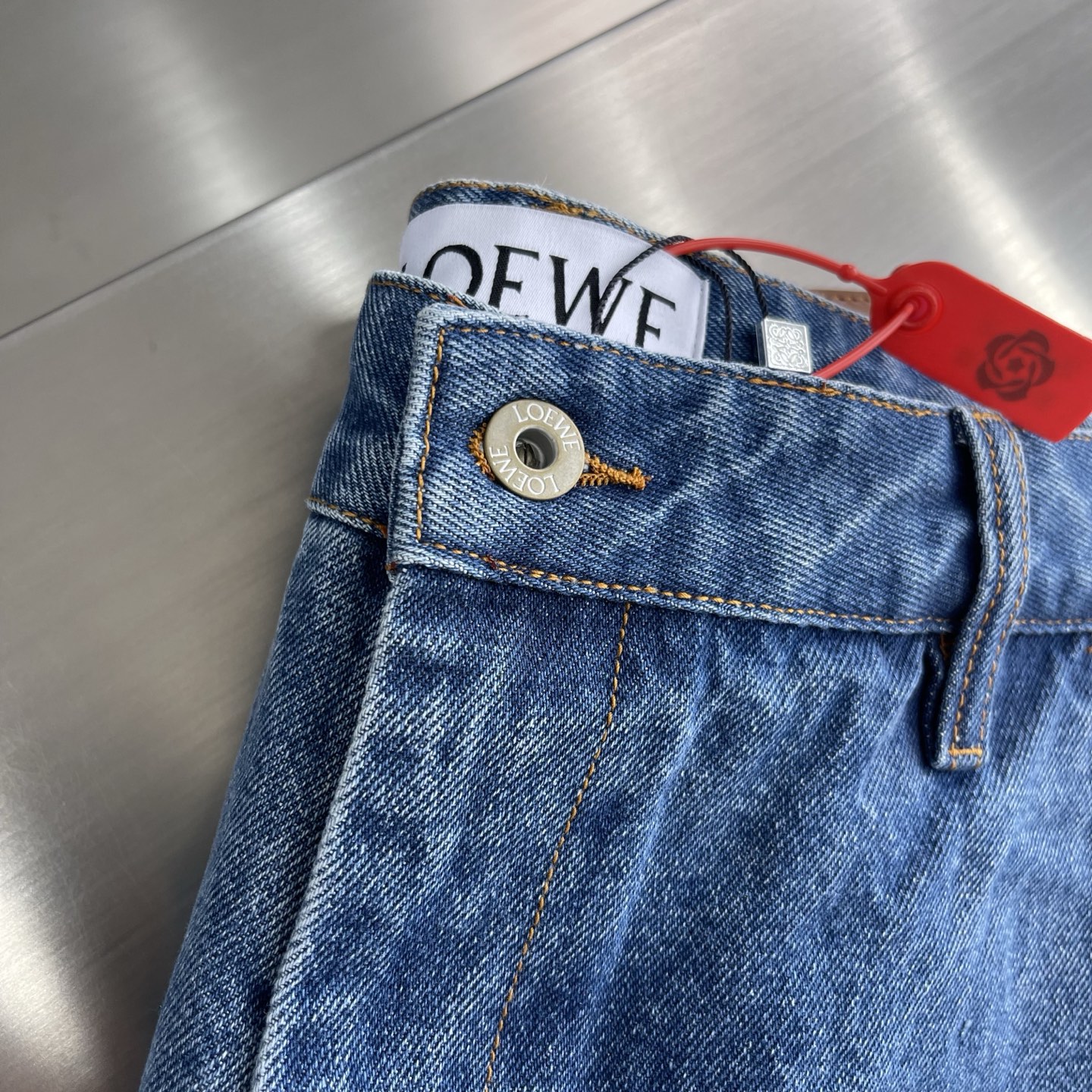 -Loew Anagram 单宁牛仔短裤定制蓝绸密棉牛仔布 舒适贴肤 质感十足 以经典之蓝 绘就时光的底