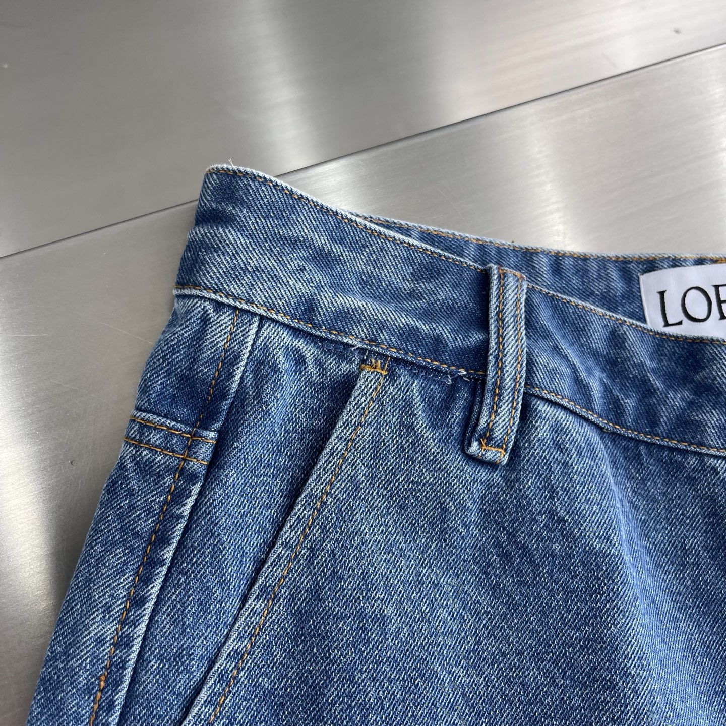 -Loew Anagram 单宁牛仔短裤定制蓝绸密棉牛仔布 舒适贴肤 质感十足 以经典之蓝 绘就时光的底