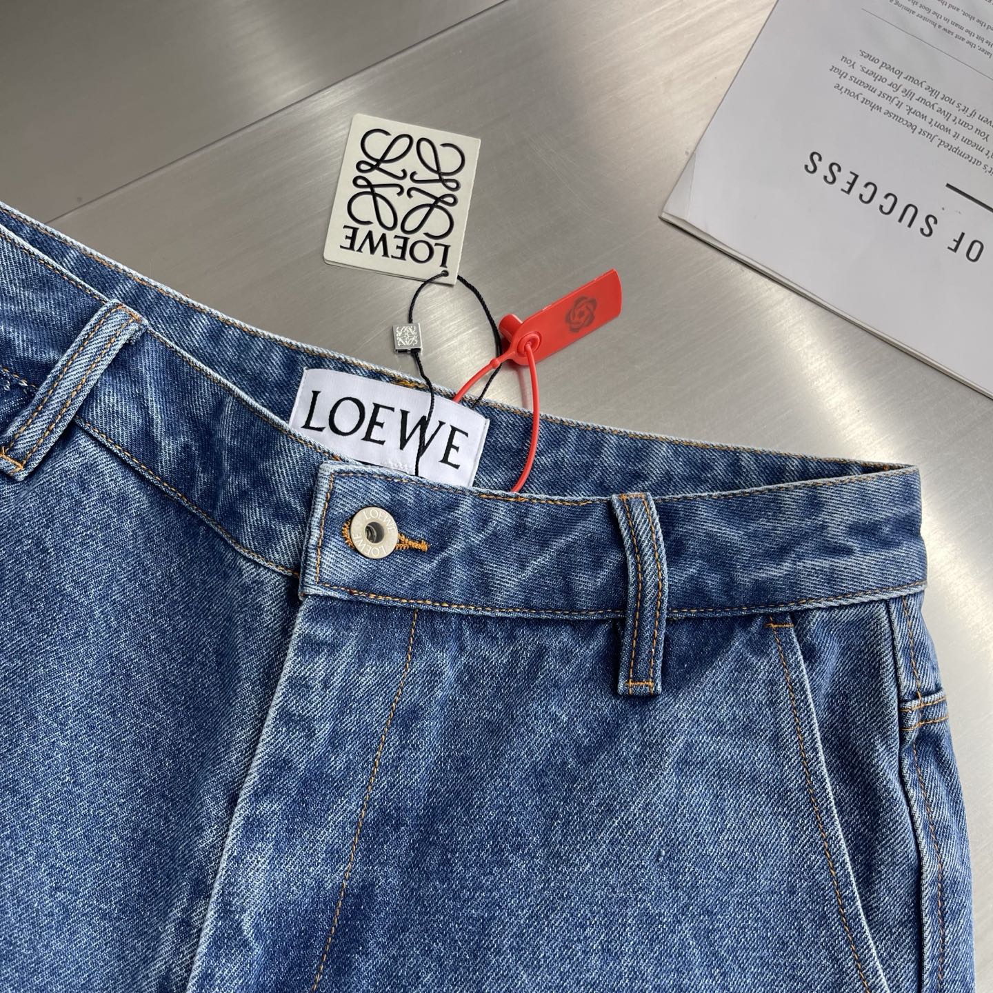 -Loew Anagram 单宁牛仔短裤定制蓝绸密棉牛仔布 舒适贴肤 质感十足 以经典之蓝 绘就时光的底