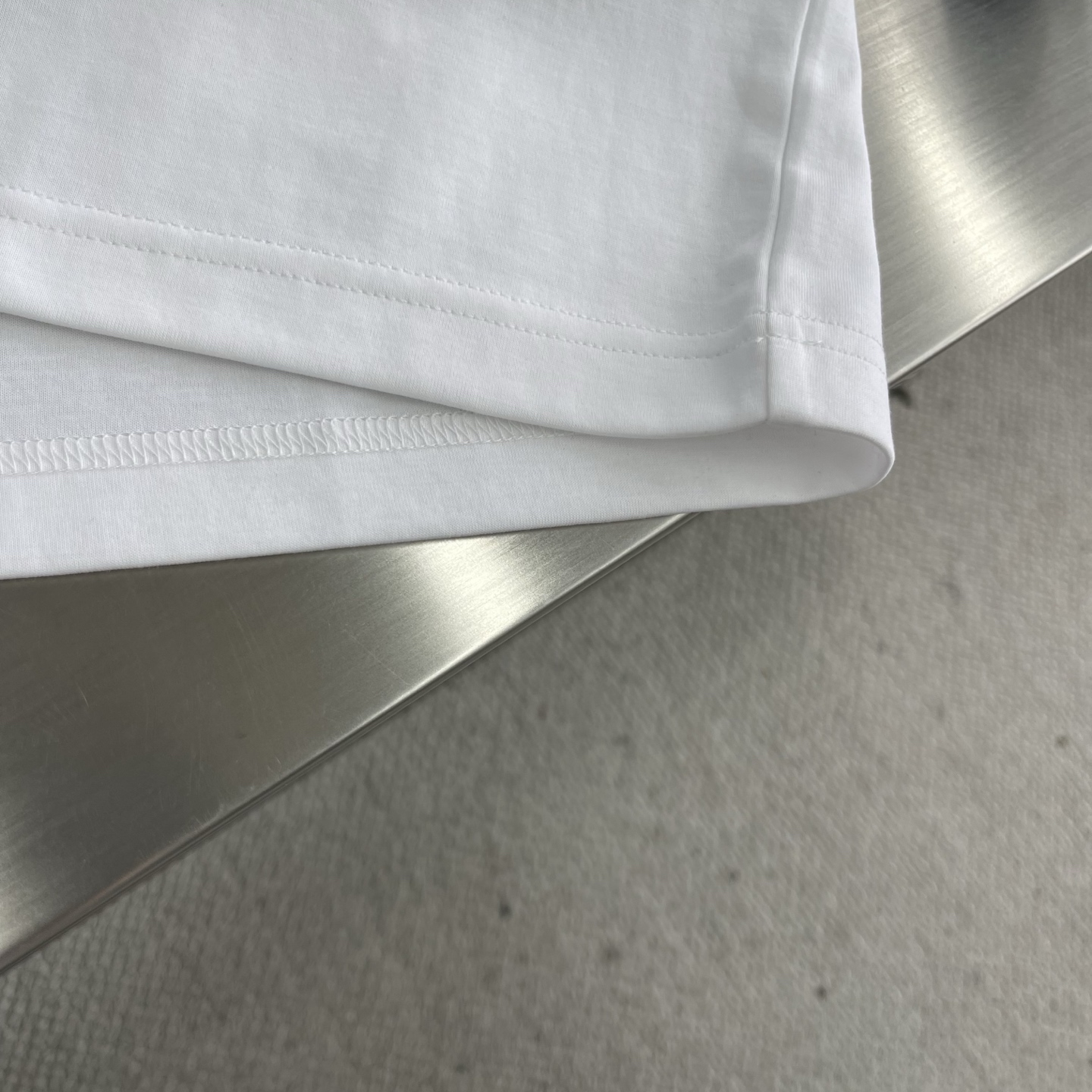 Gucci Embossed Logo T-Shirt - High Quality, Fashionable, and Versatile 8 i1745586075938 5679 0 3