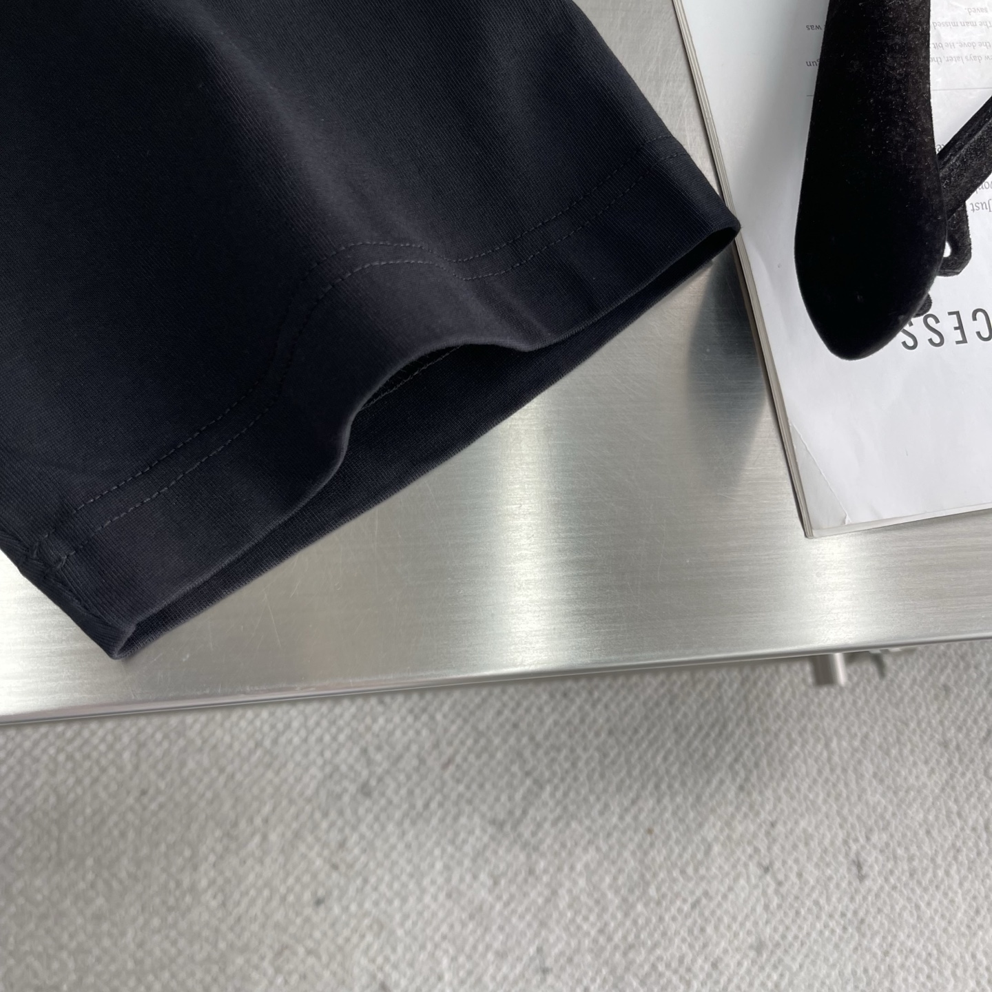 Balenciaga 2025 Cotton T-Shirt with Graphic Logo - Unisex Fashion 6 i1745677673392 4426 0 3