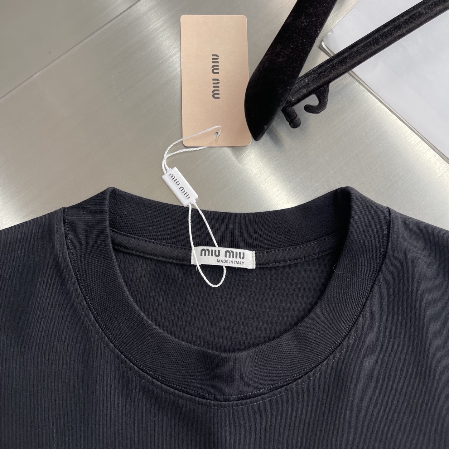 Miu Miu 2025 New Letter Round Neck T-Shirt, Comfortable and Breathable 3 i1745677795943 7069 0 0