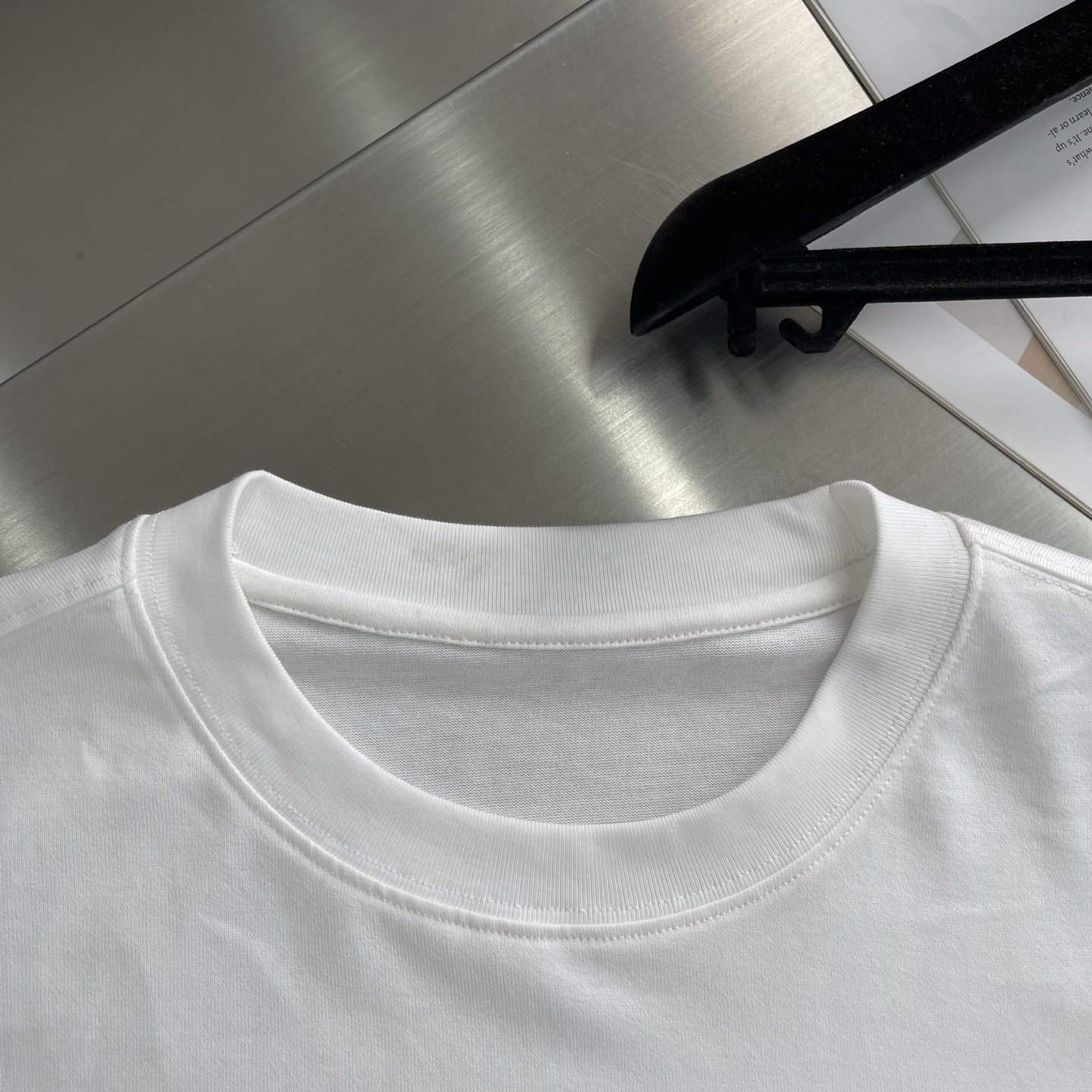 Dior 25SS White Cotton T-Shirt with Embroidered Graphic - Casual Style 3 i1745751741243 4968 0 0